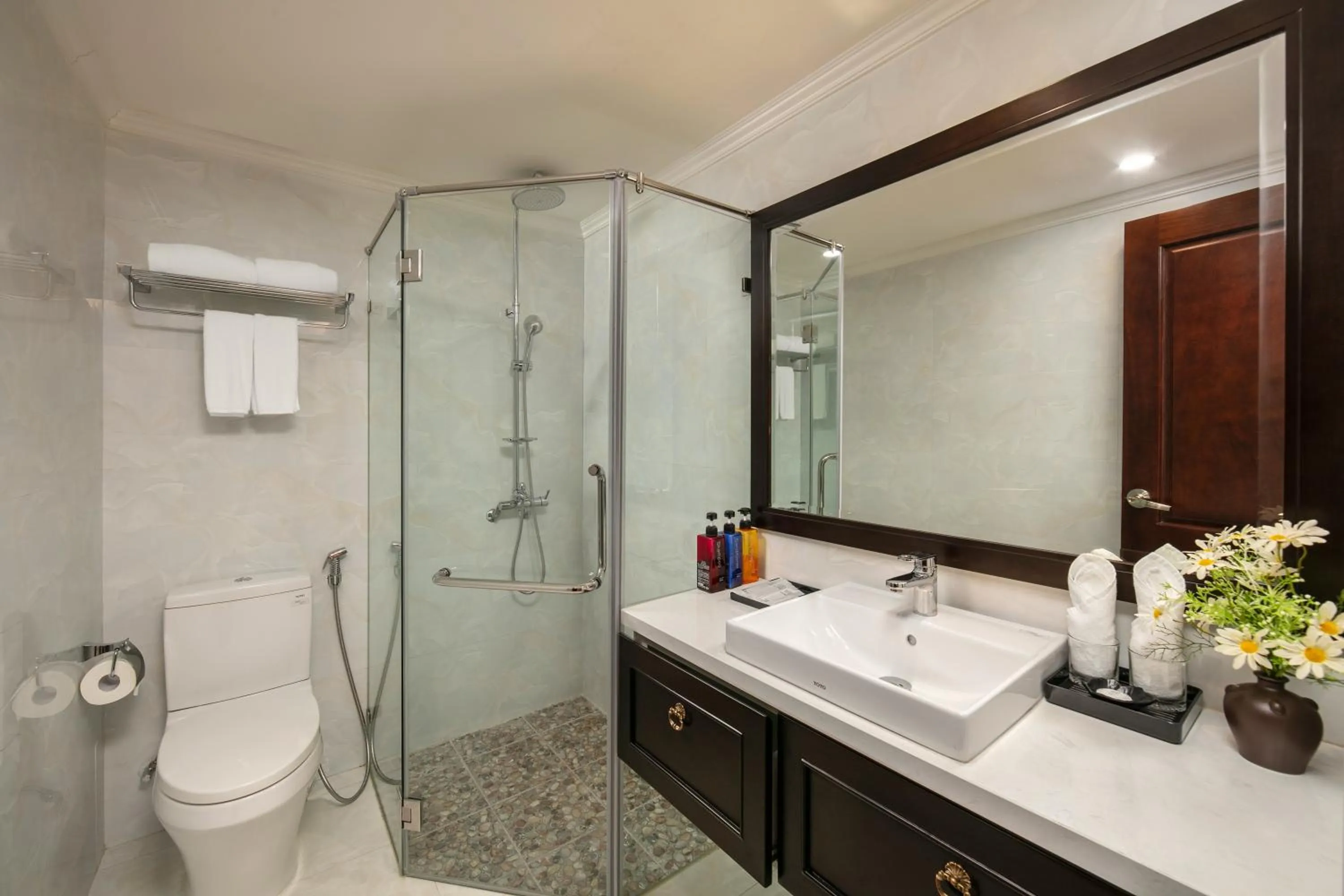 Shower in Hotel De La Seine