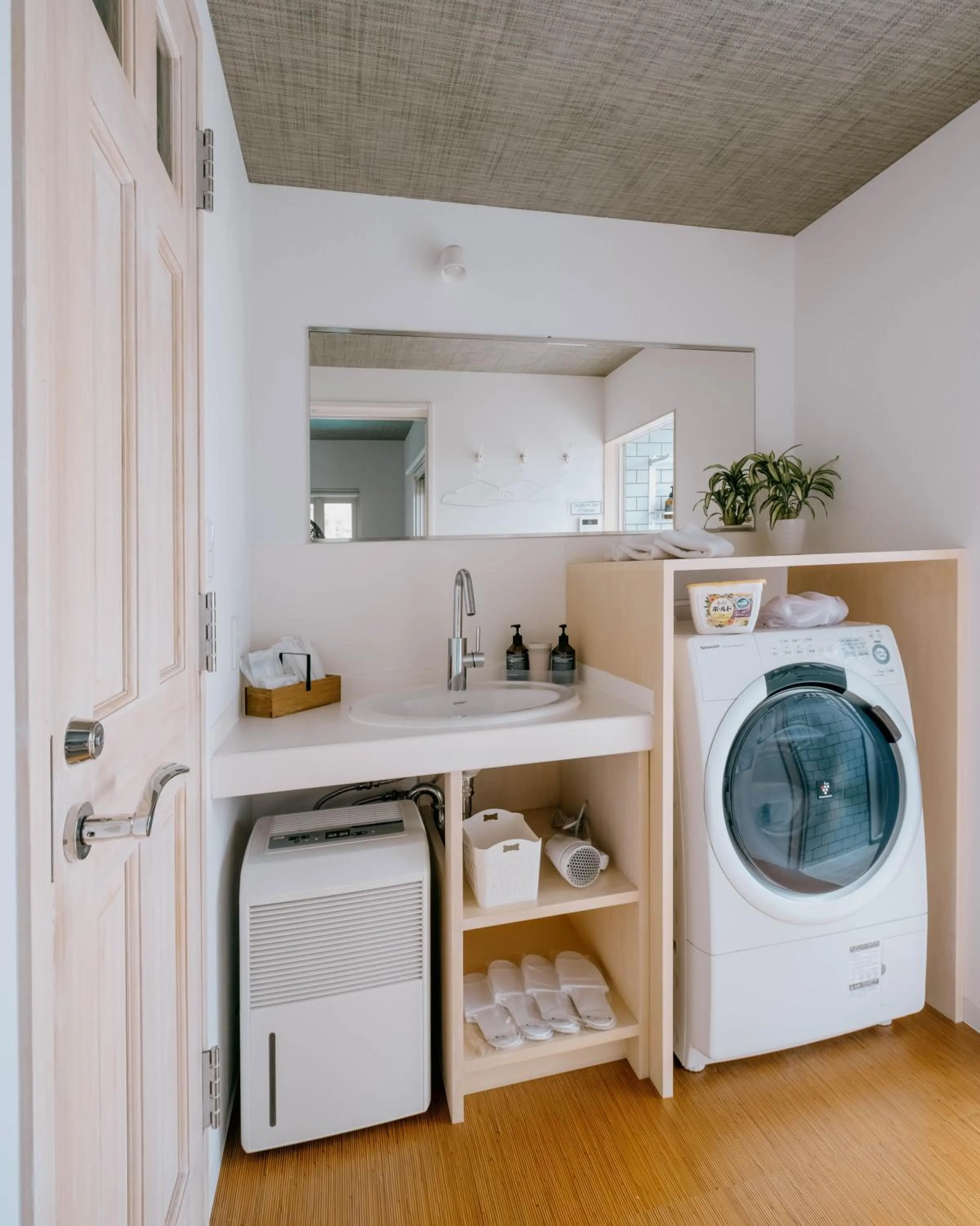 laundry in カサブランカプールハウス鎌倉 - Casablanca Pool House Kamakura Seaside Luxury Villa with Heated Pool & Sauna