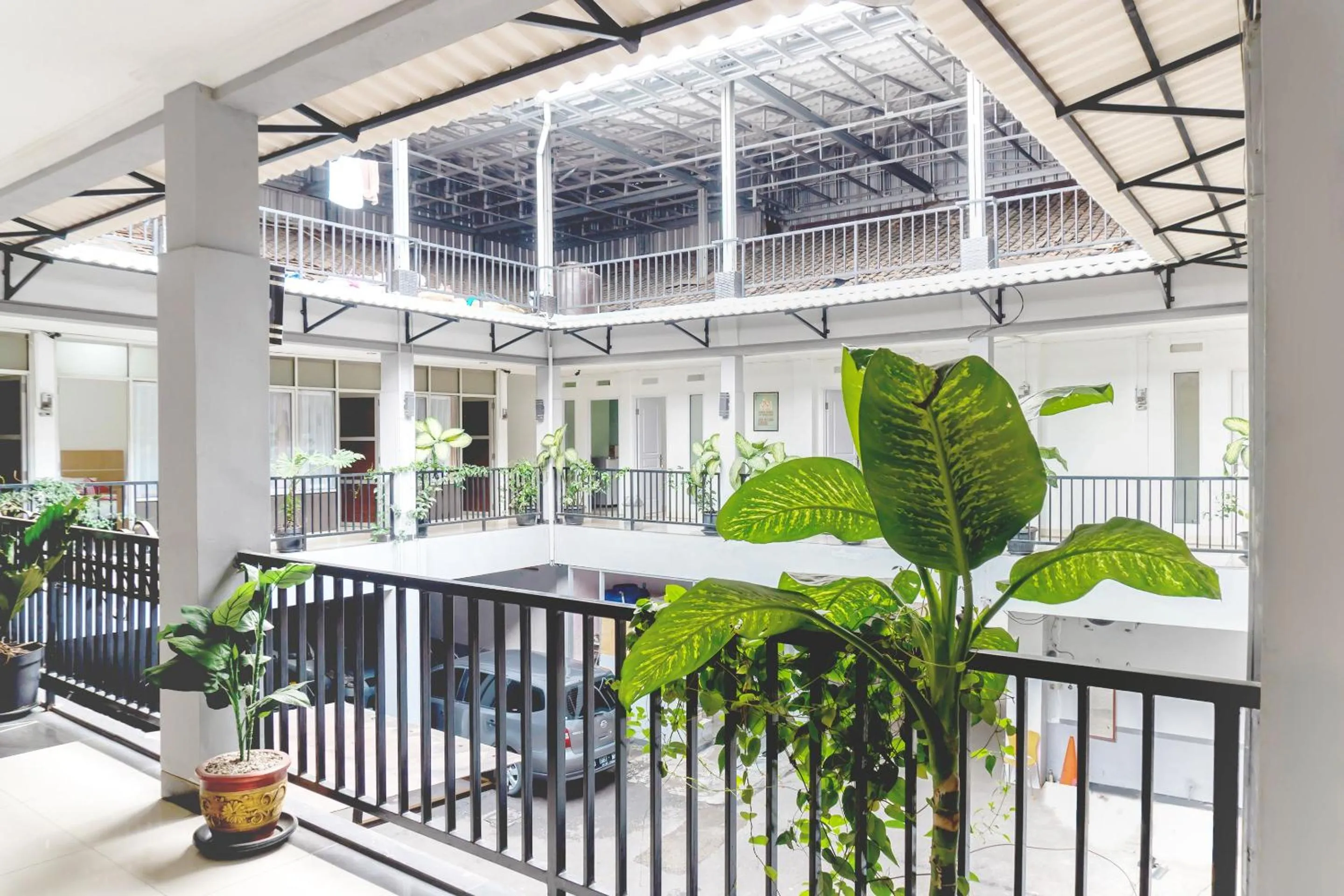 Lobby or reception in SUPER OYO 617 Sukaraja Residence Syariah