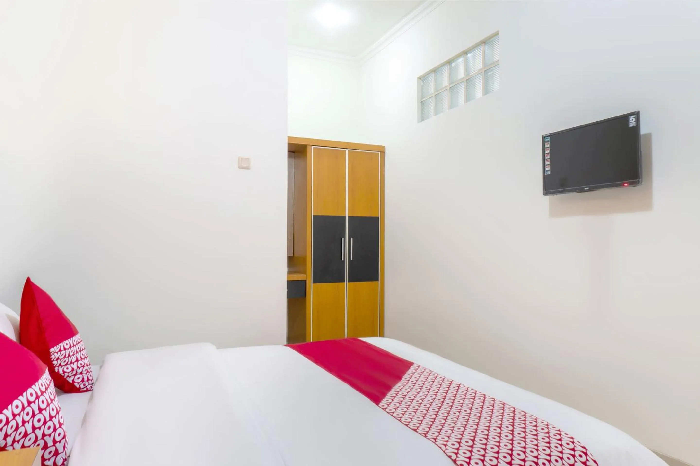 Bedroom in SUPER OYO 617 Sukaraja Residence Syariah