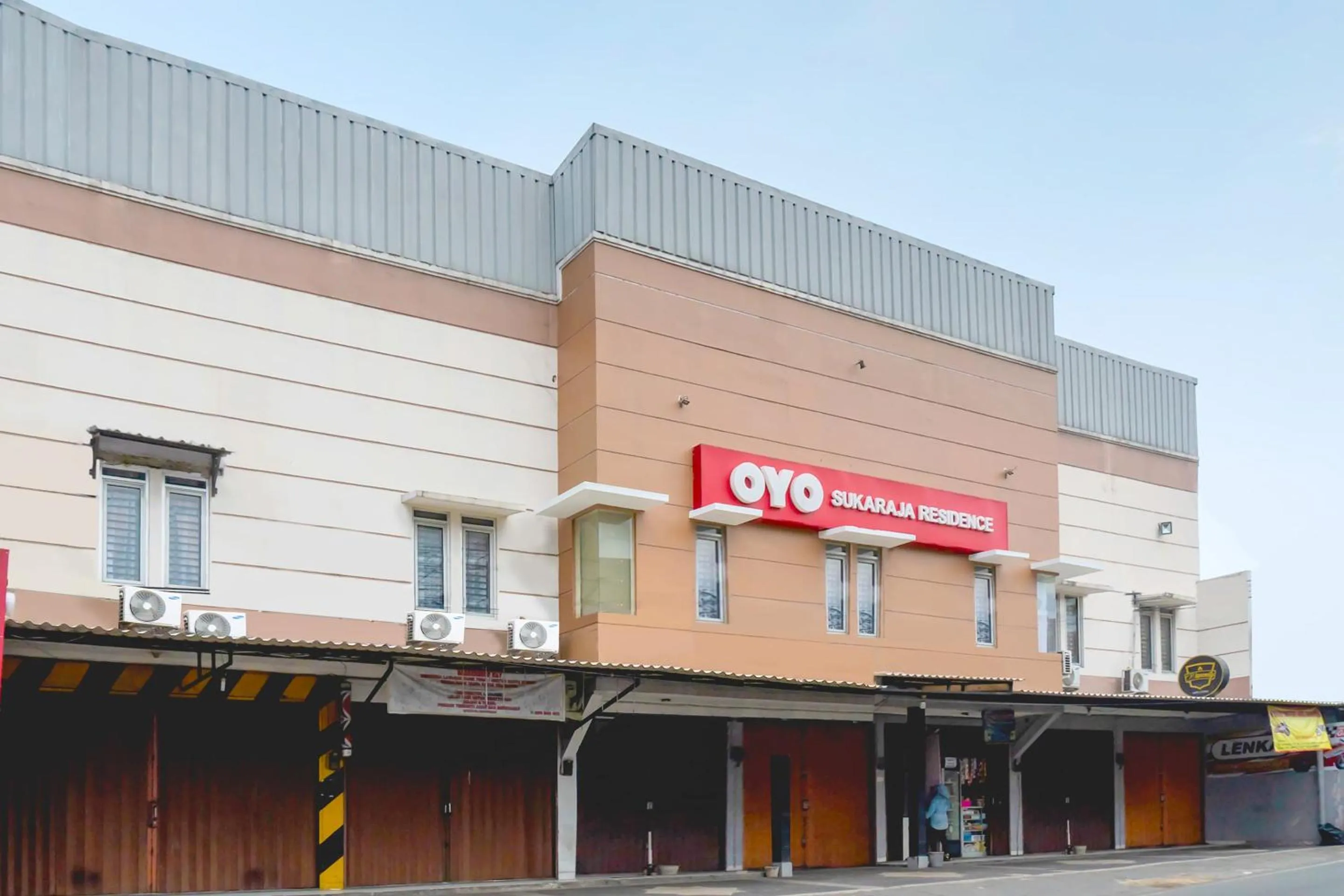 Facade/entrance in SUPER OYO 617 Sukaraja Residence Syariah