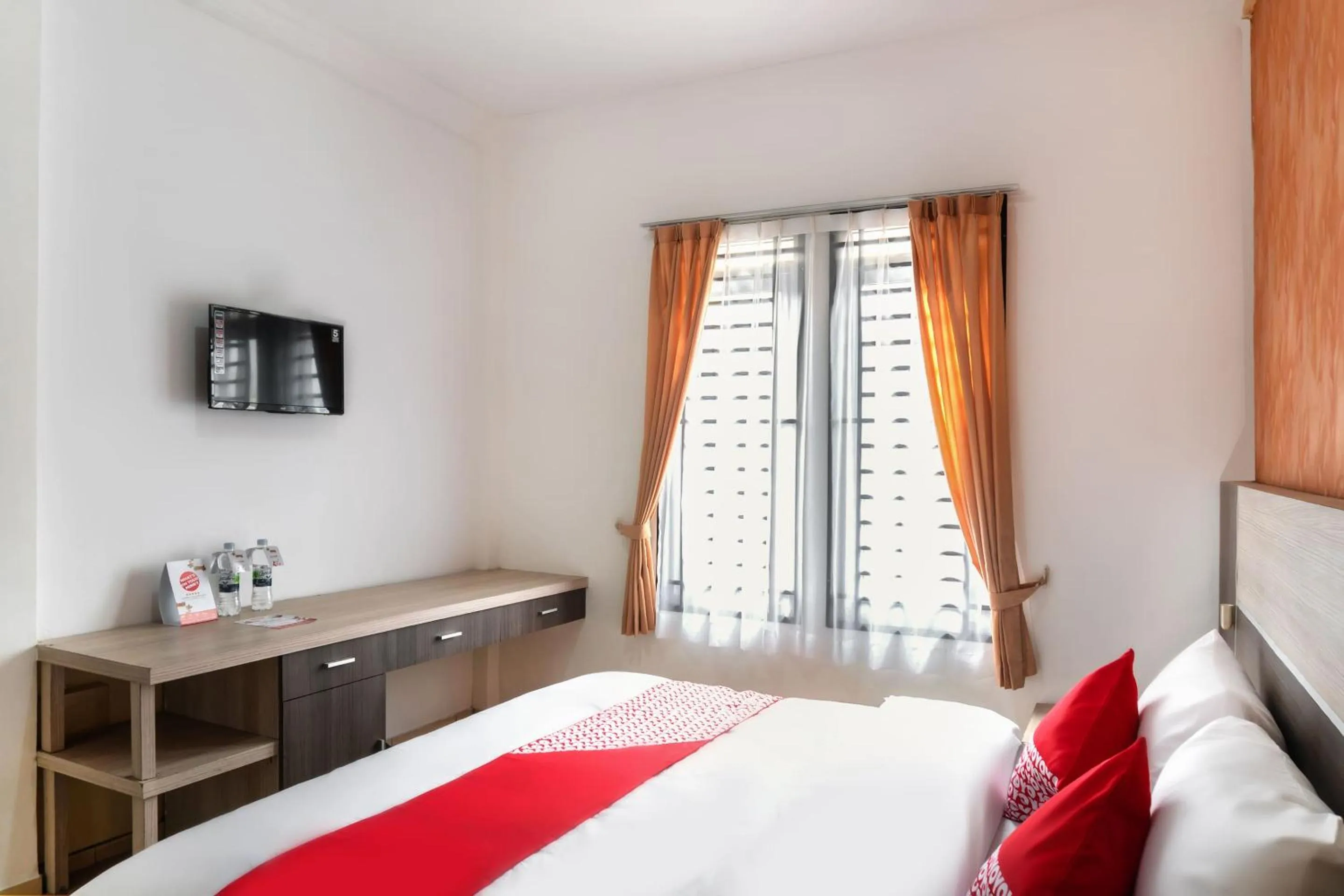 Bedroom in SUPER OYO 617 Sukaraja Residence Syariah