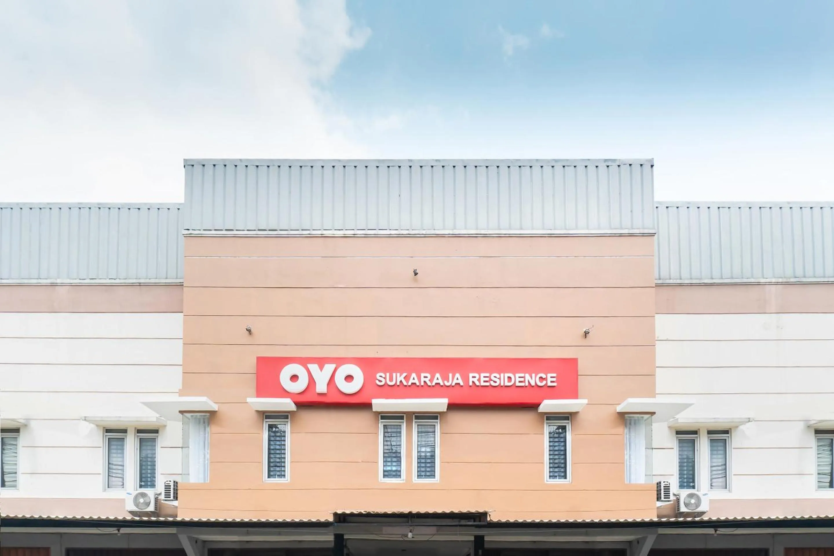 Facade/entrance in SUPER OYO 617 Sukaraja Residence Syariah