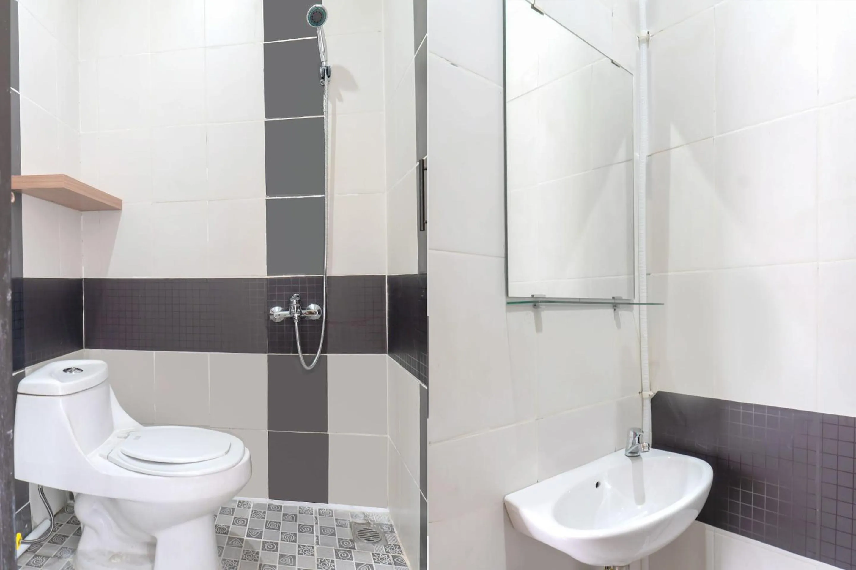 Bathroom in SUPER OYO 617 Sukaraja Residence Syariah