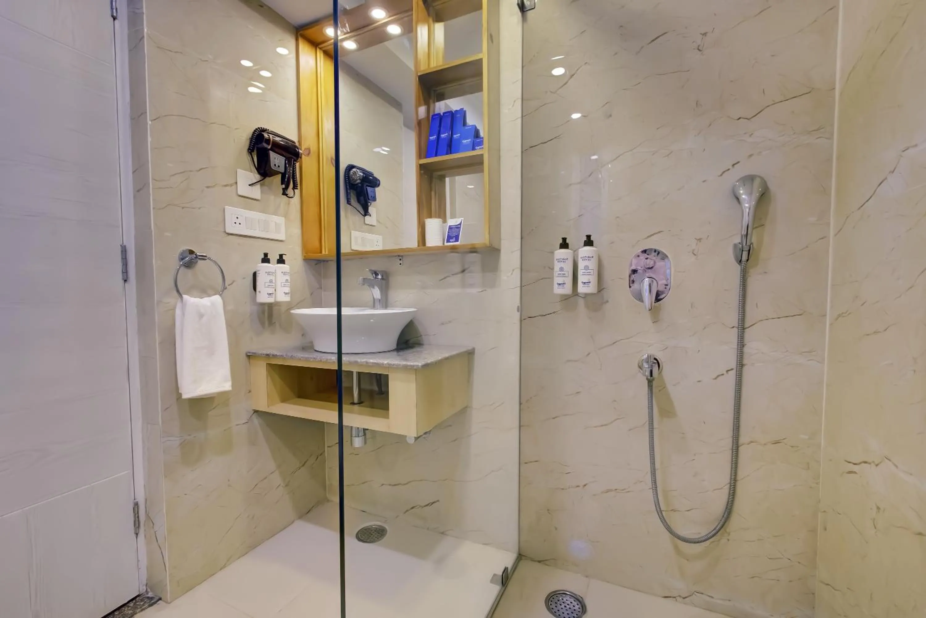 Shower in Cygnett Resort Mountain Breeze