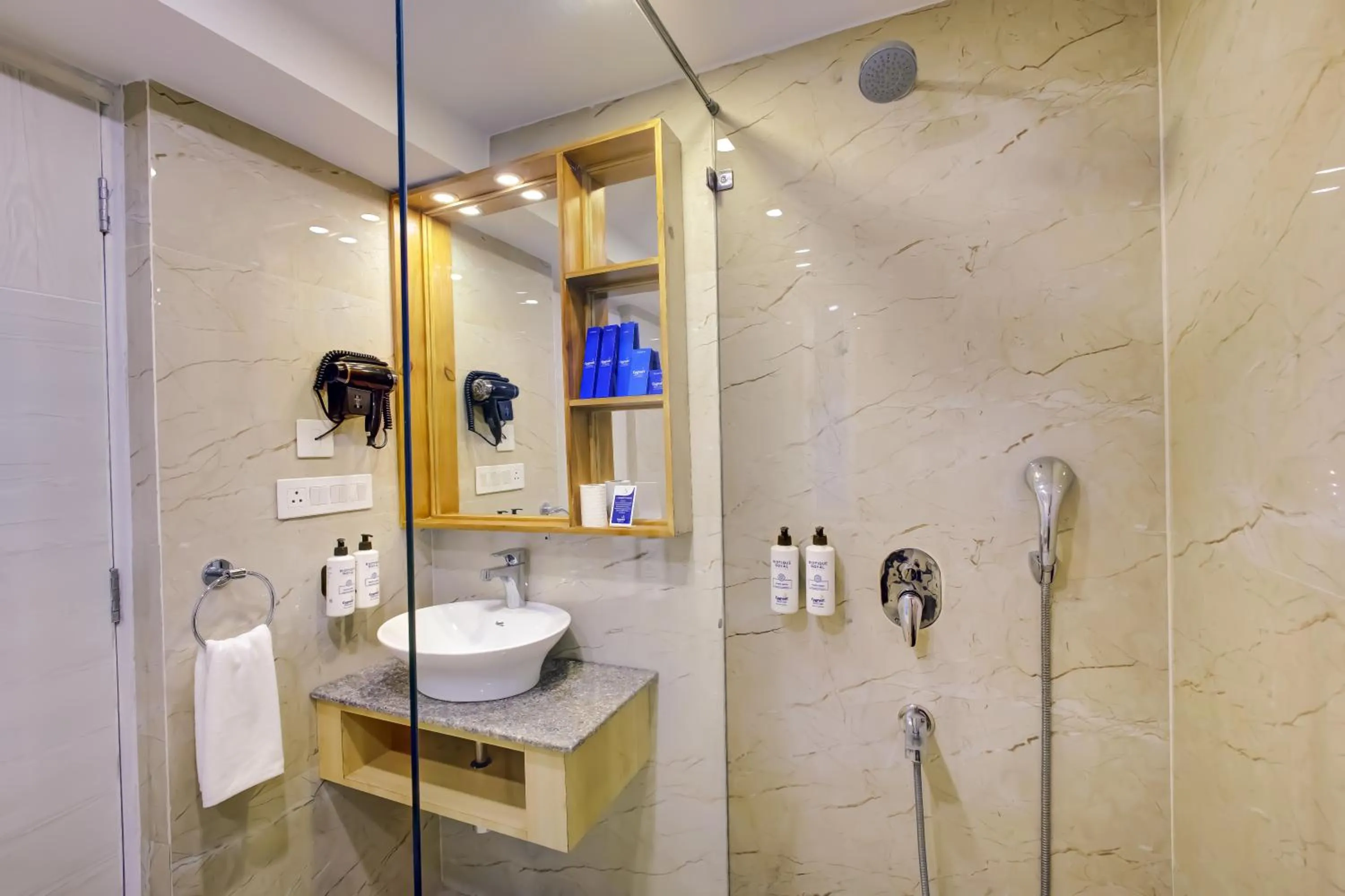 Shower in Cygnett Resort Mountain Breeze