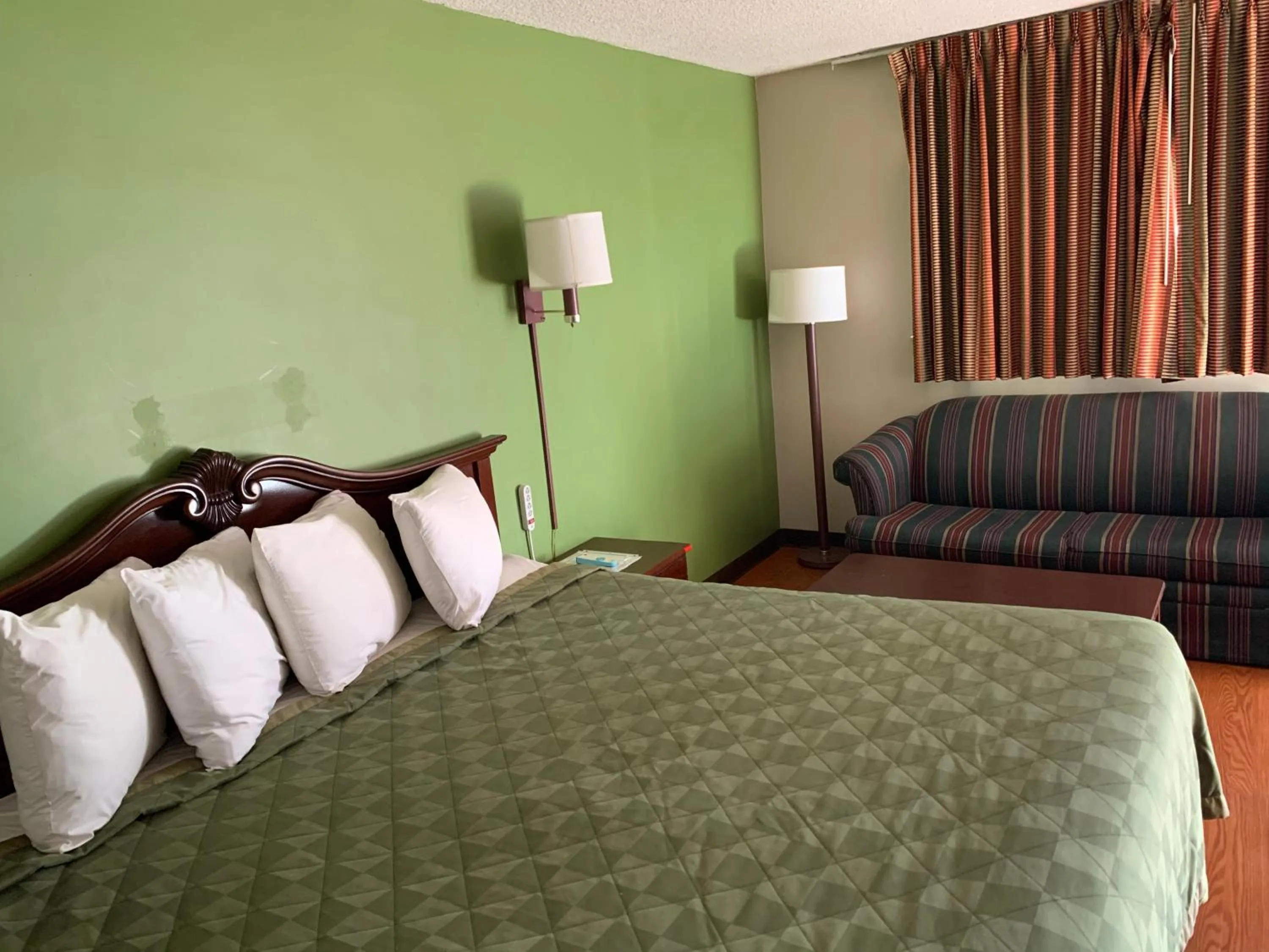 Bed in Gas Lite Motel Lawrenceville