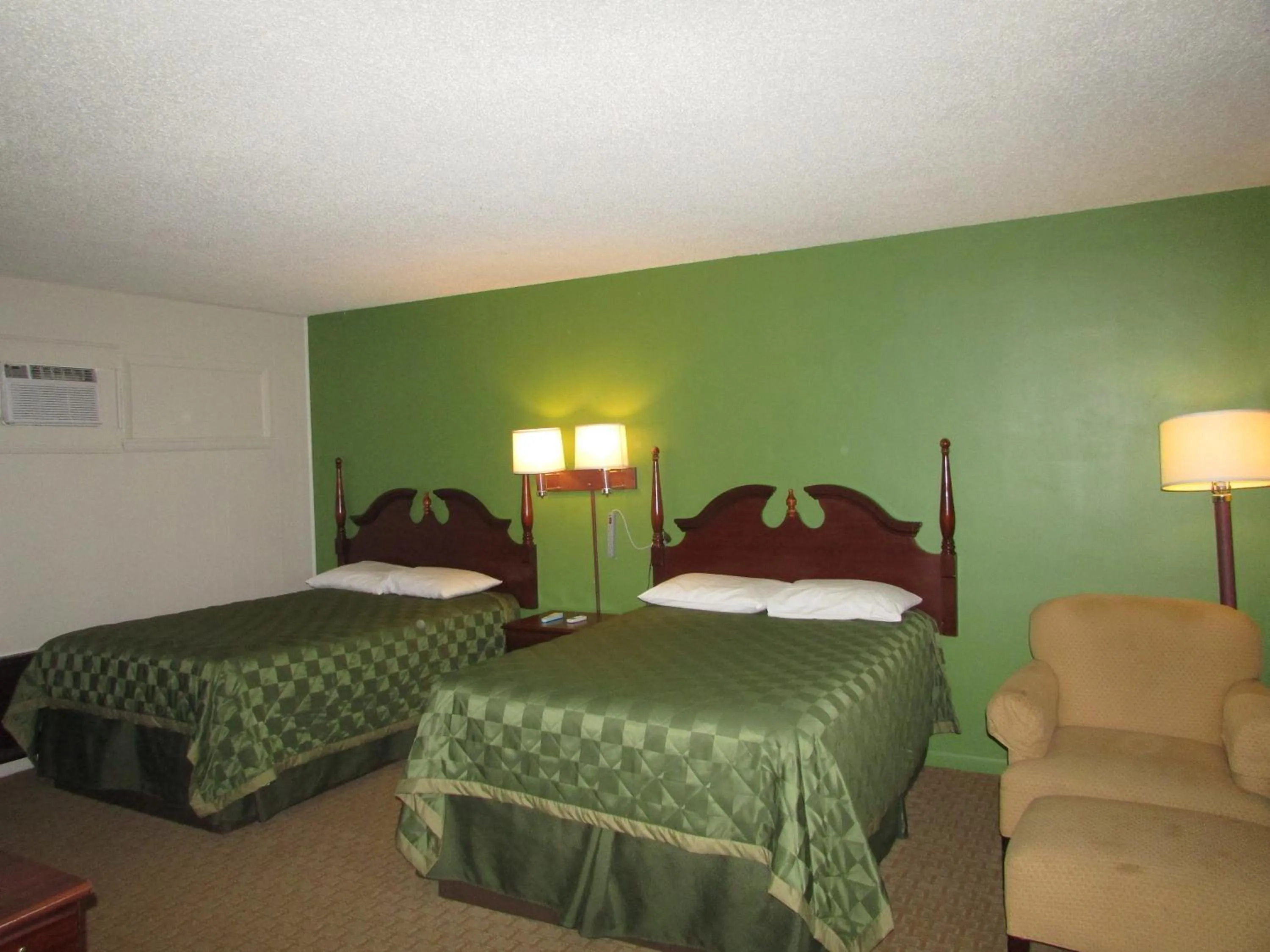 Bed in Gas Lite Motel Lawrenceville