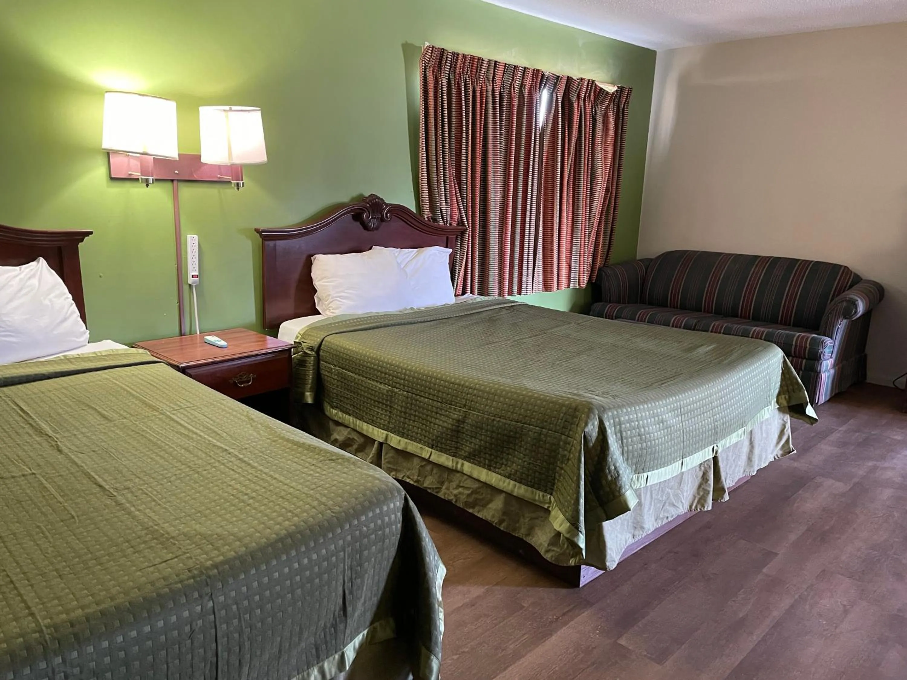 Bed in Gas Lite Motel Lawrenceville