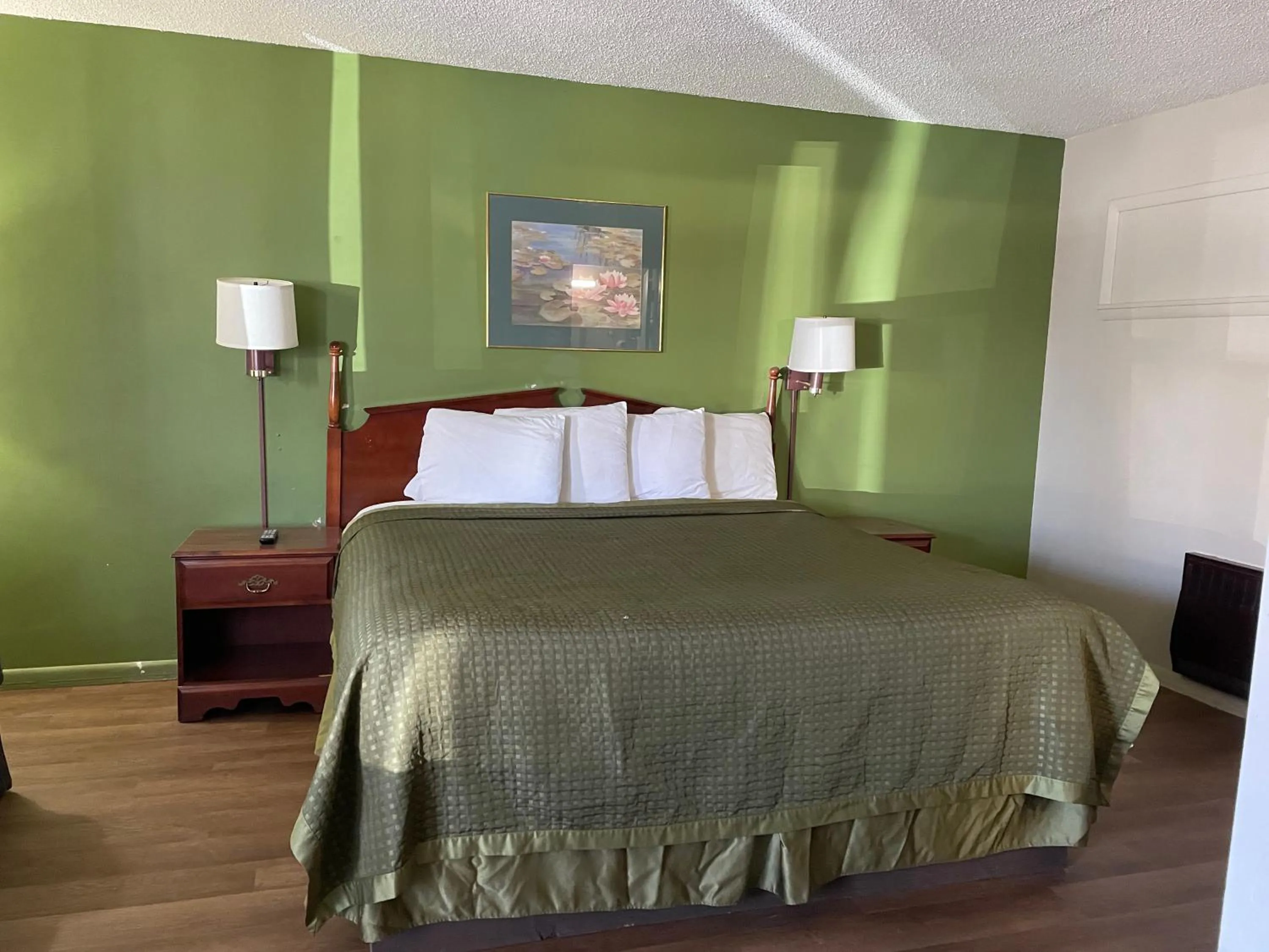 Bed in Gas Lite Motel Lawrenceville