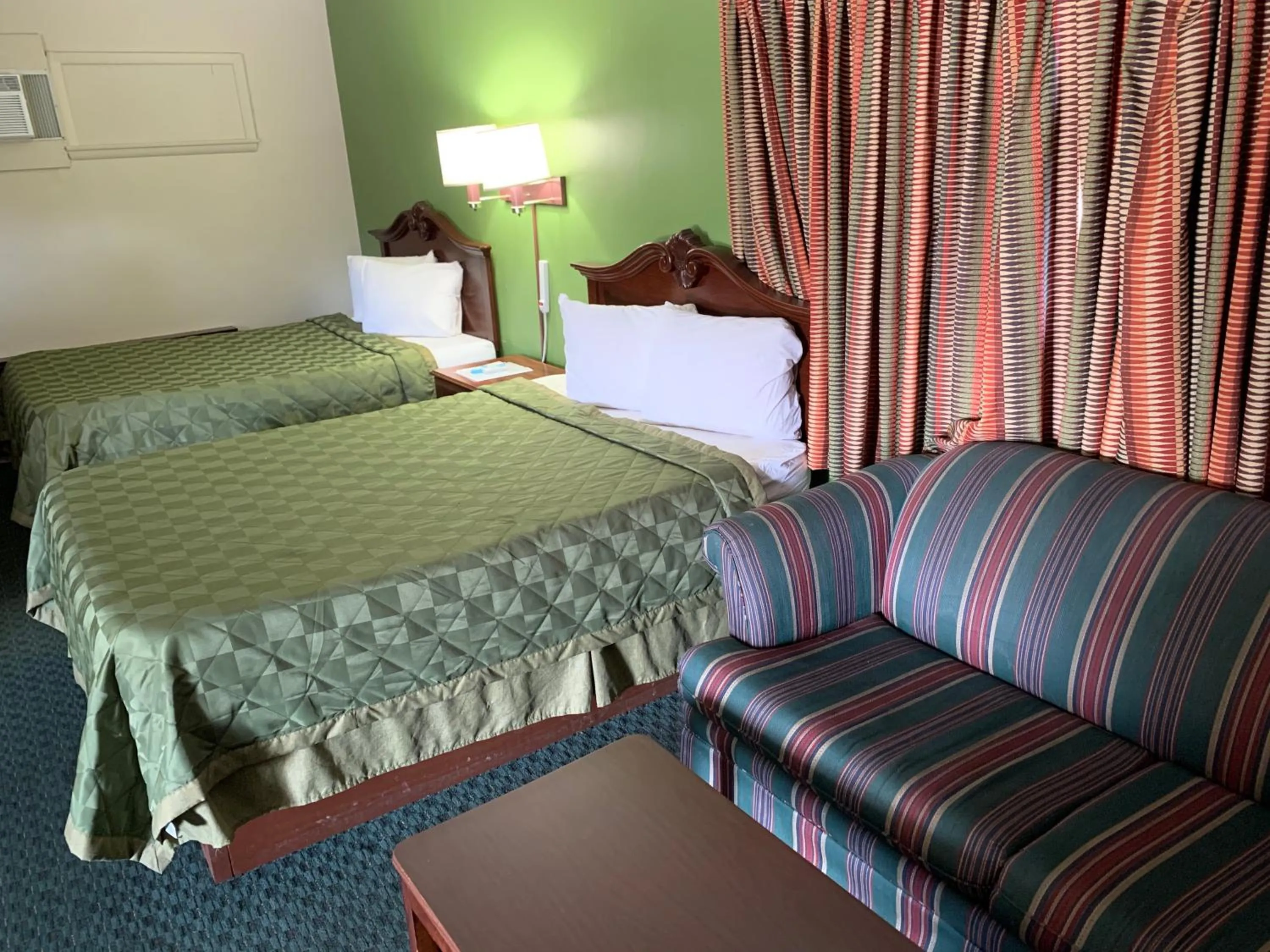 Bed in Gas Lite Motel Lawrenceville