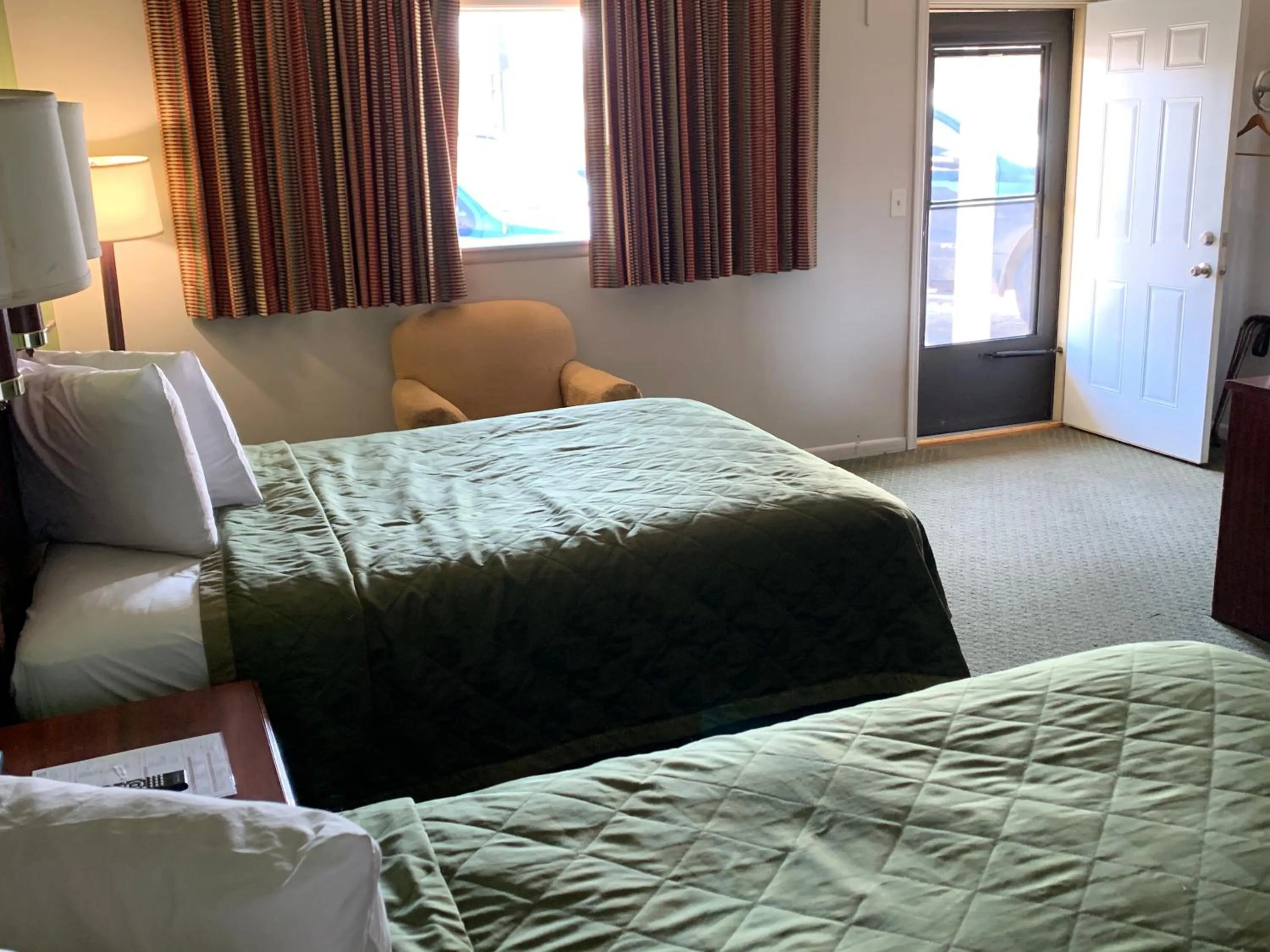 Bed in Gas Lite Motel Lawrenceville