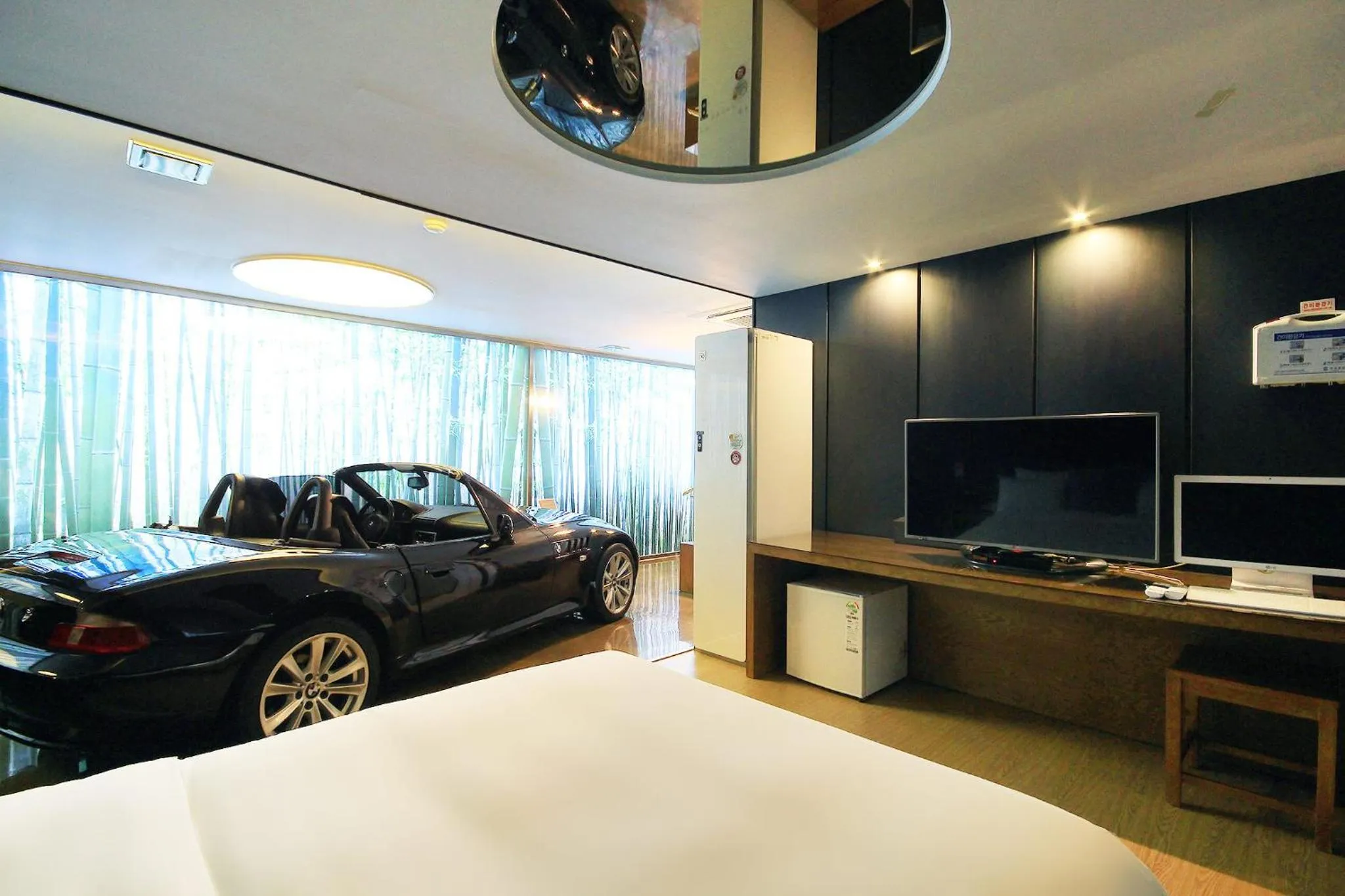 Photo of the whole room in H Drive Hotel