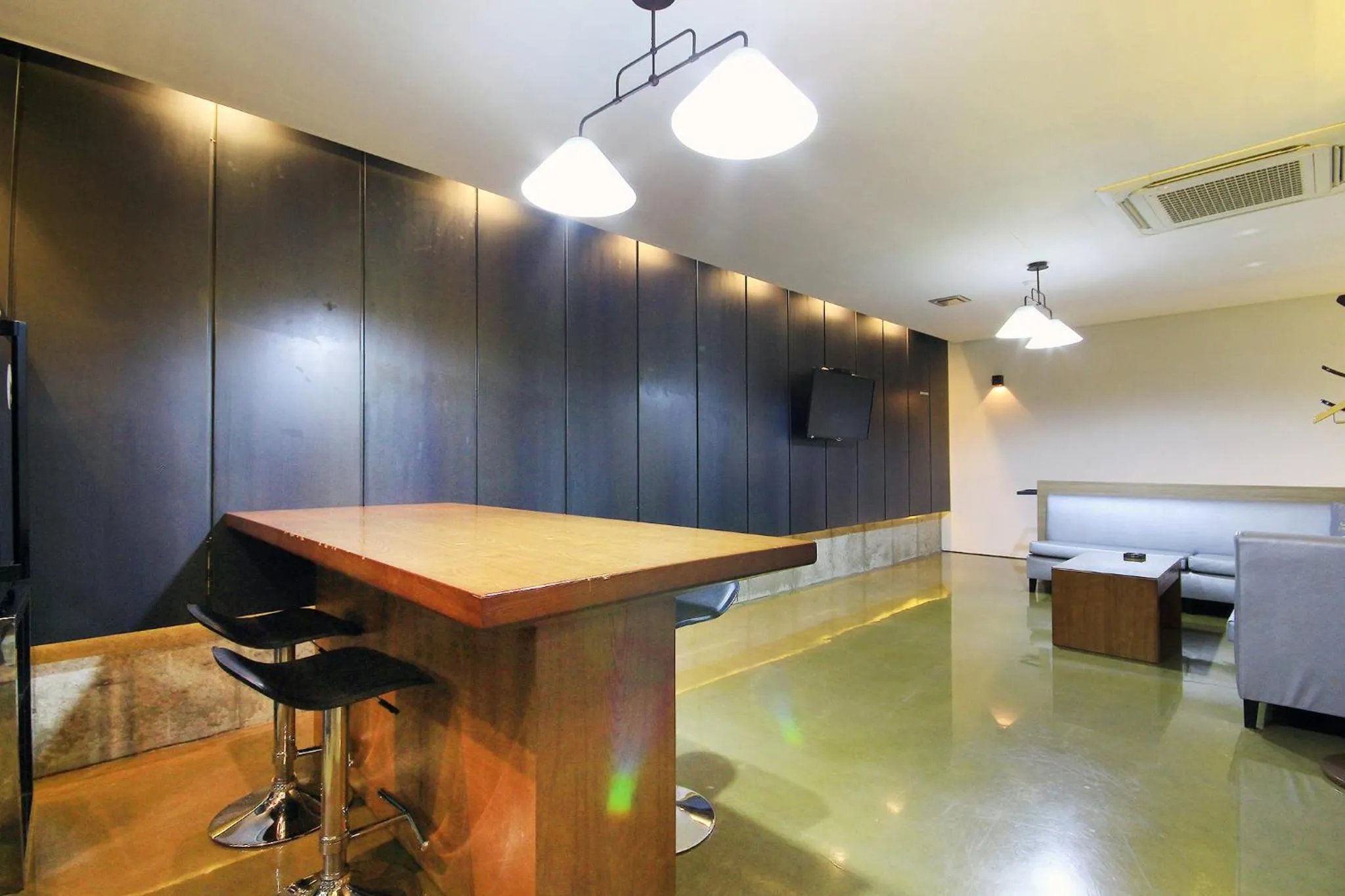 Photo of the whole room in H Drive Hotel