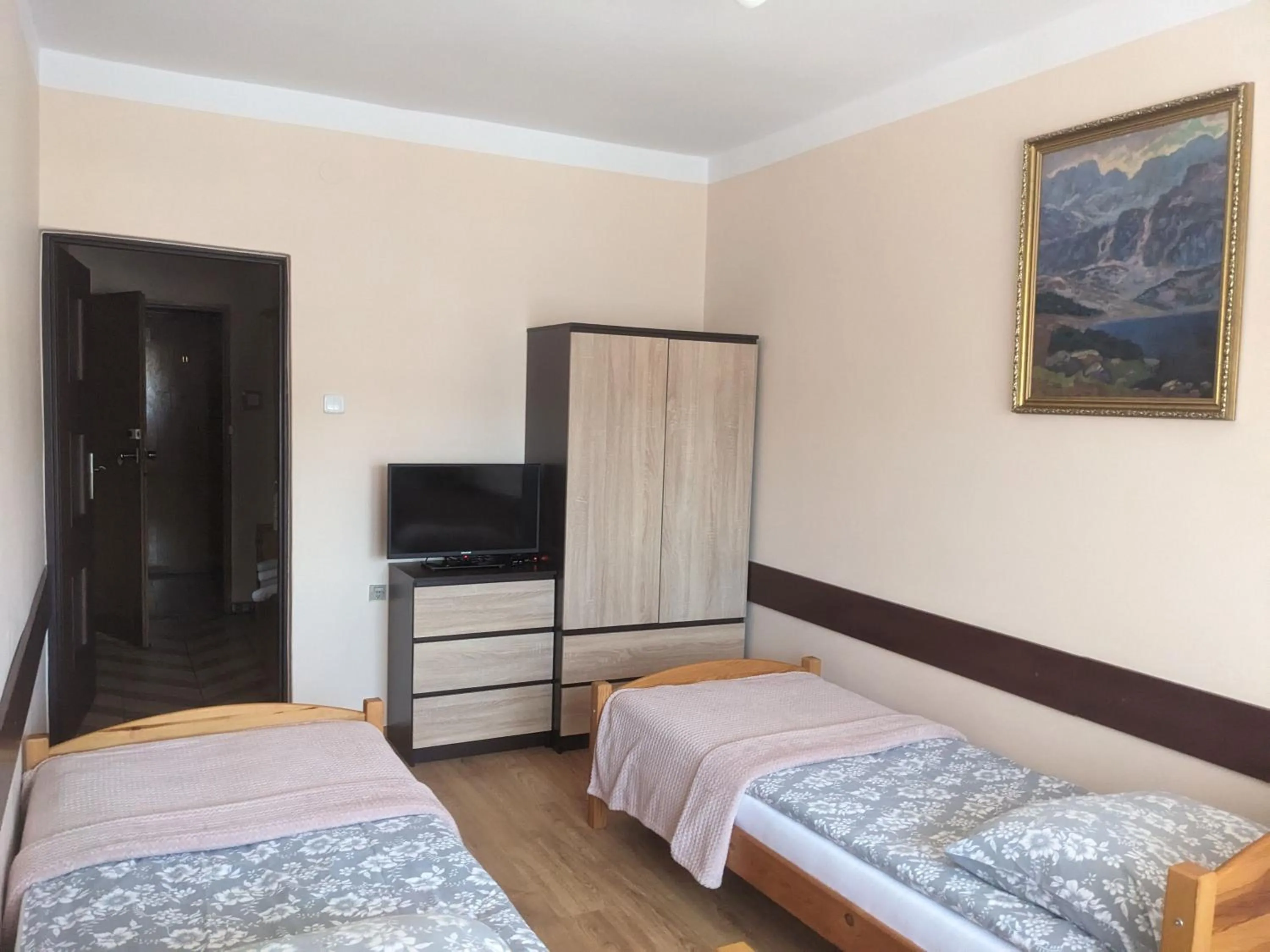 Communal lounge/ TV room, Bed in Dom wczasowy Przy Skałkach