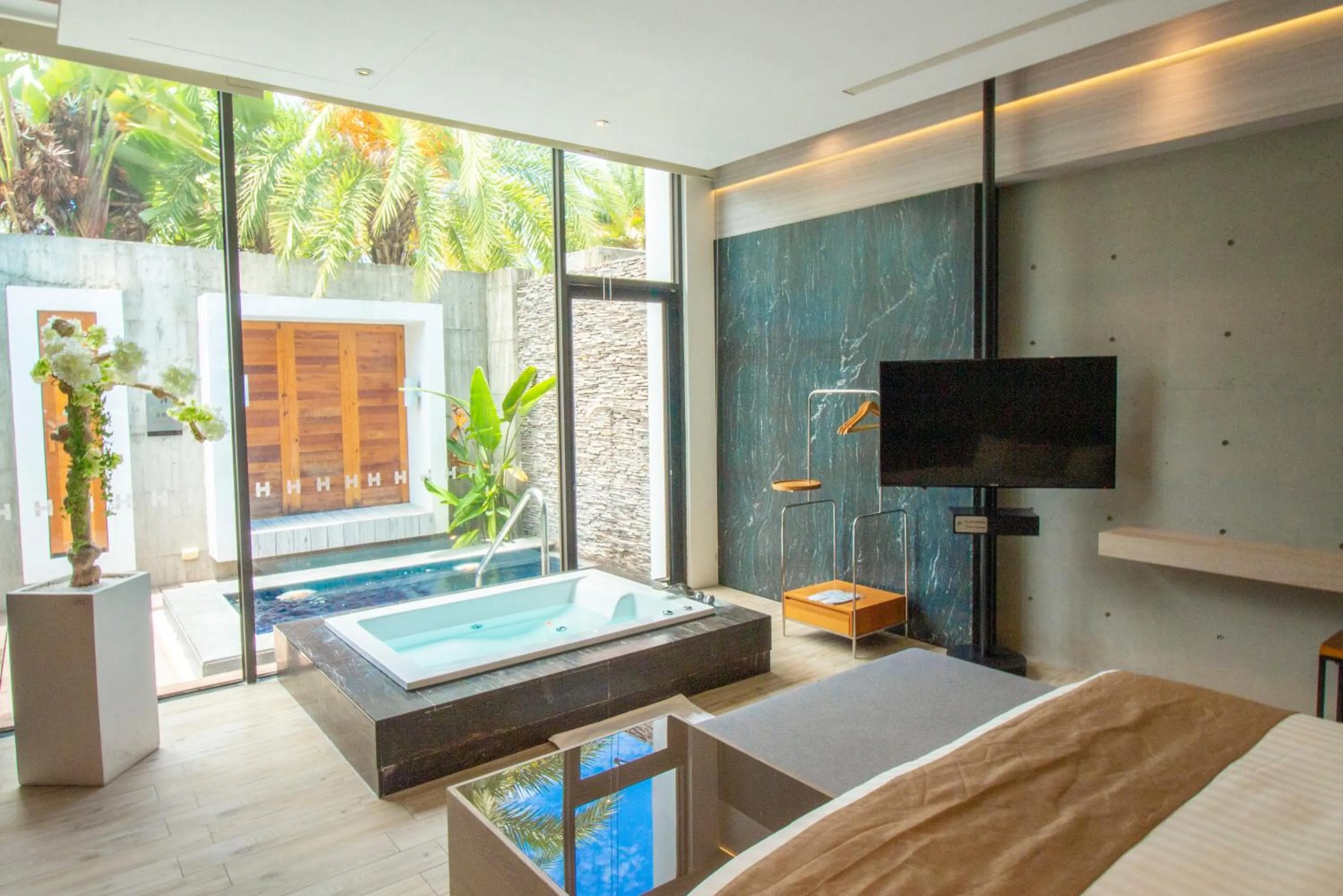 Pool view, Bed in H Villa Inn