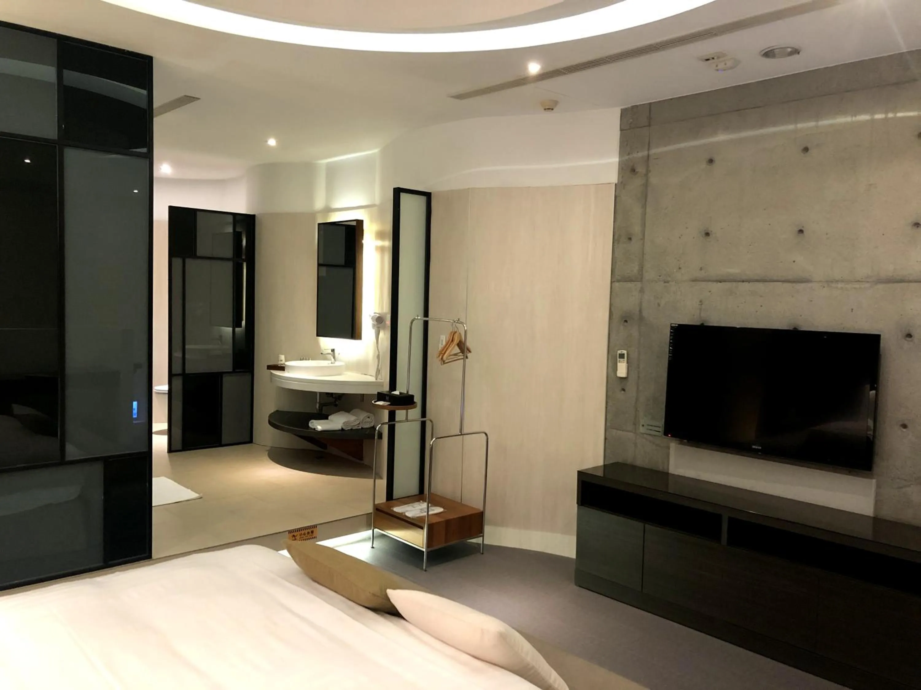 TV and multimedia, Bed in H Villa Inn