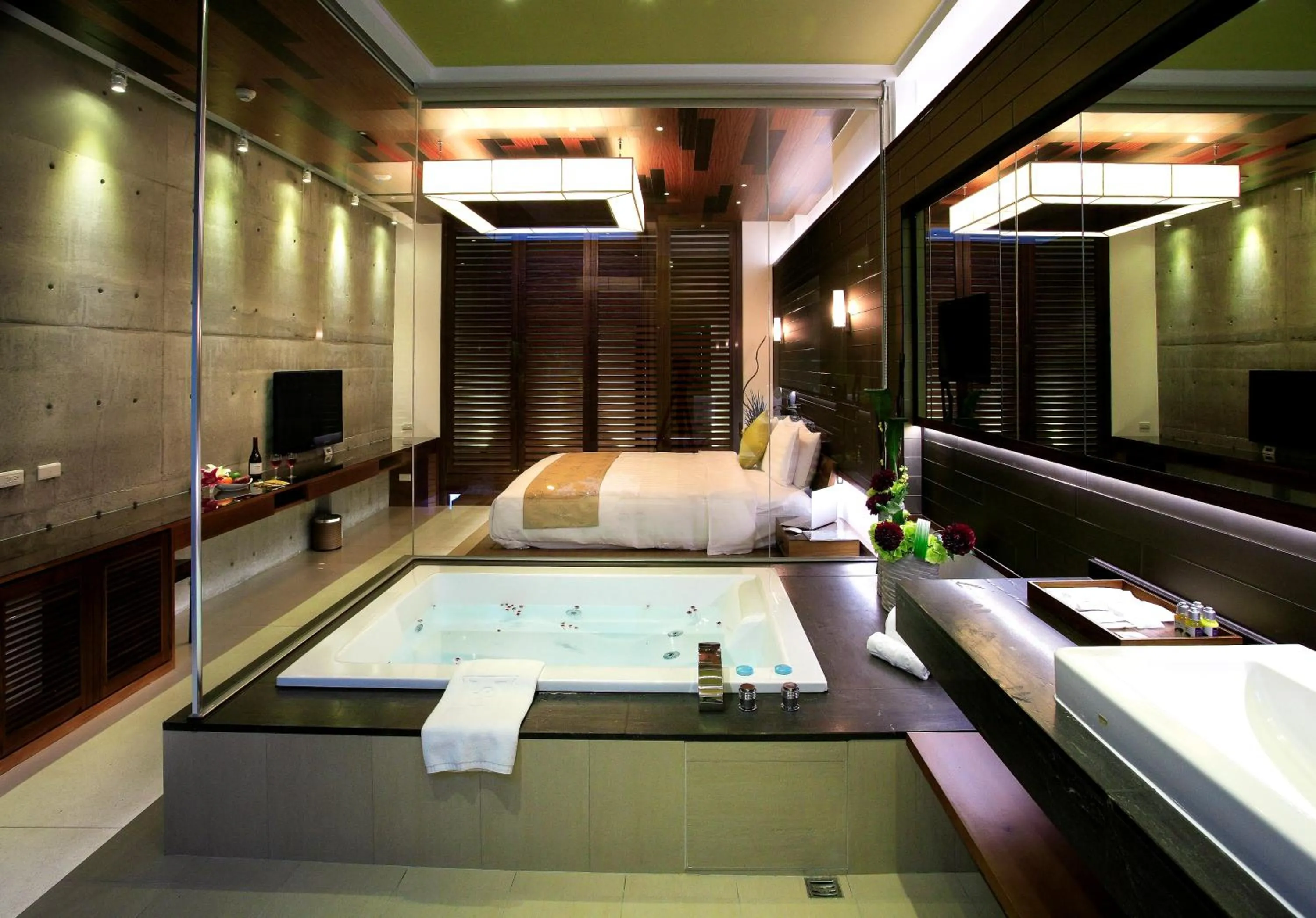 Photo of the whole room, Bed in H Villa Inn