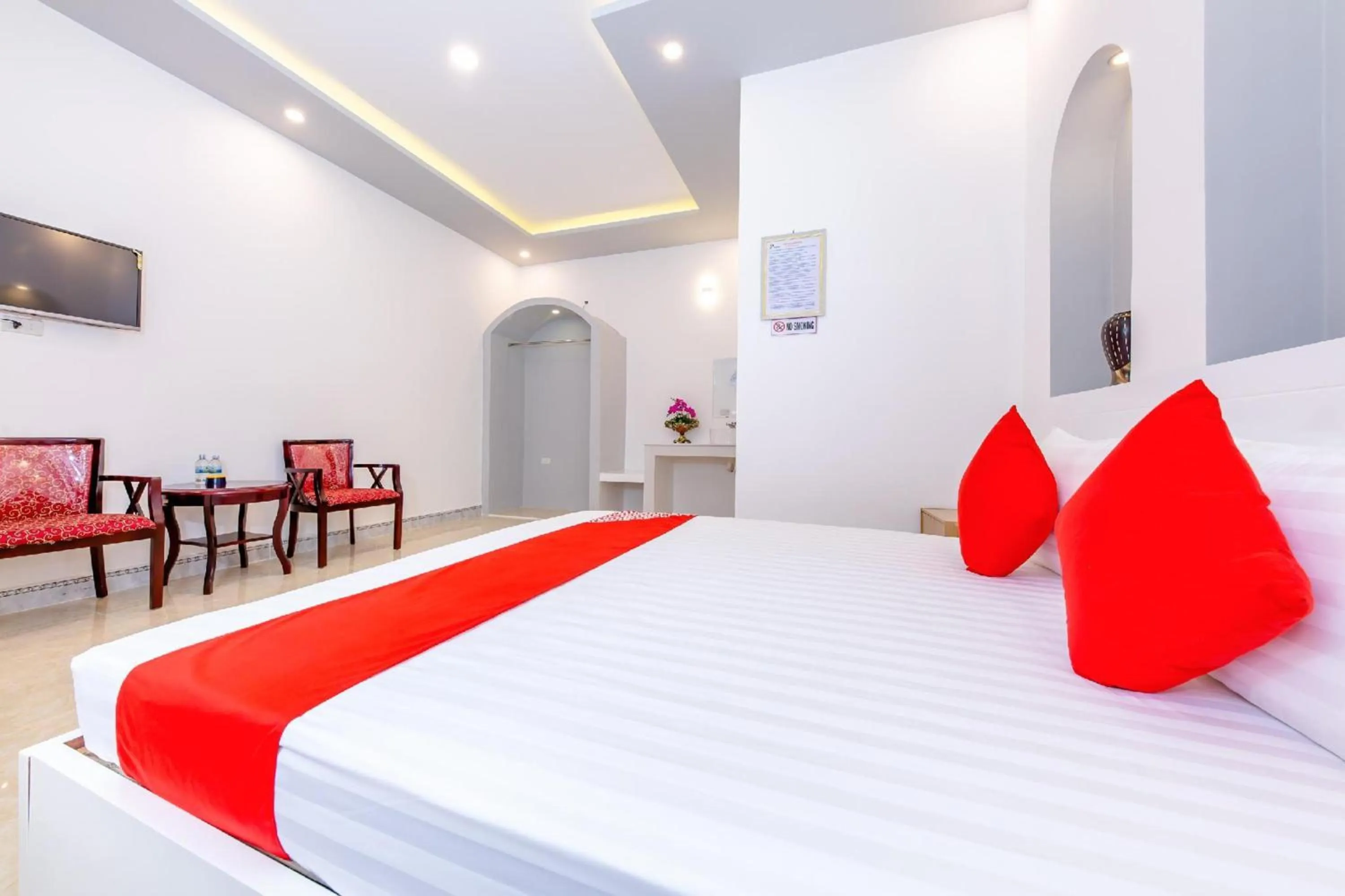 Photo of the whole room, Bed in Super OYO 598 Peony Hotel