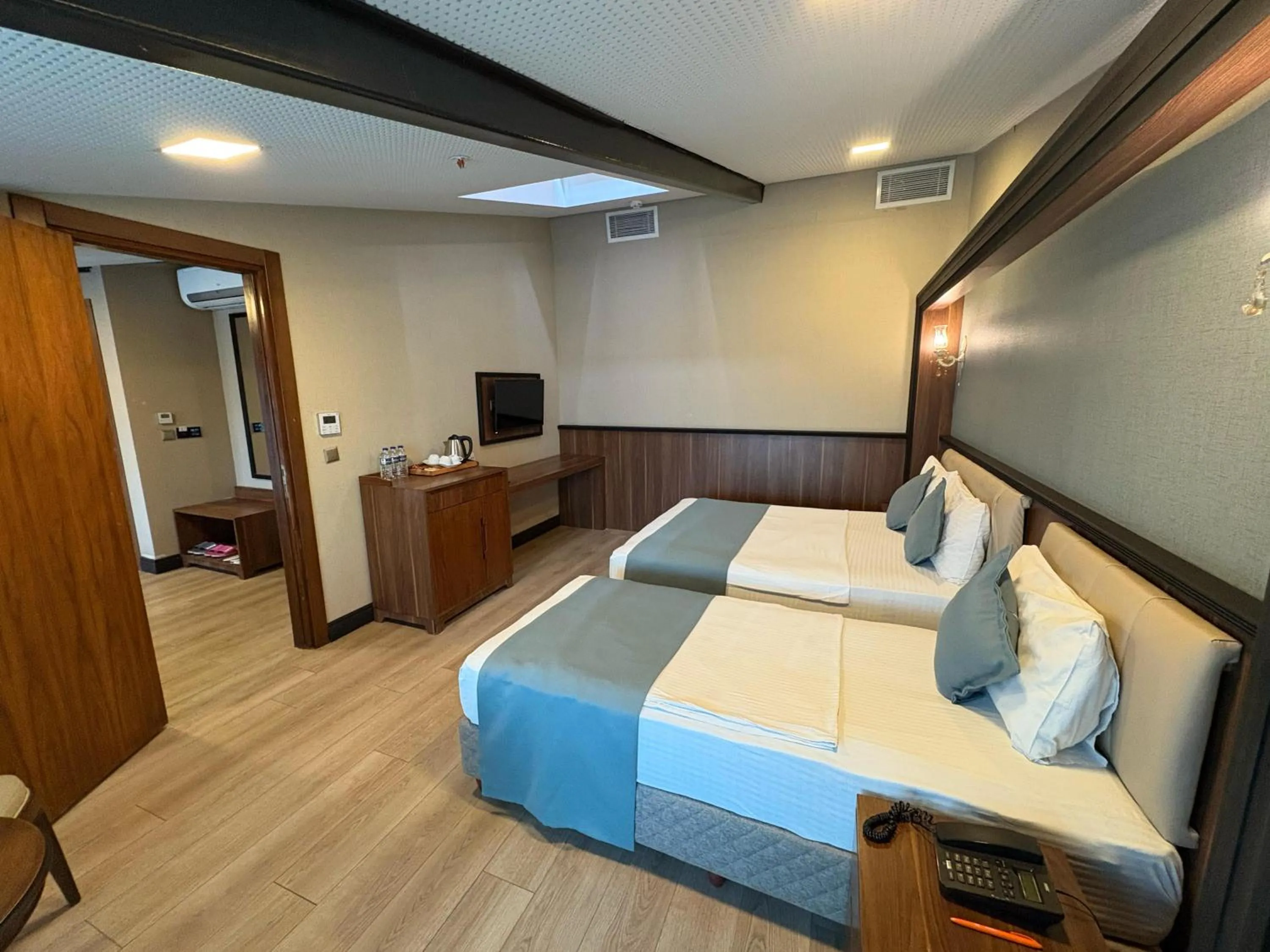 Photo of the whole room, Bed in Valens Hotel Downtown