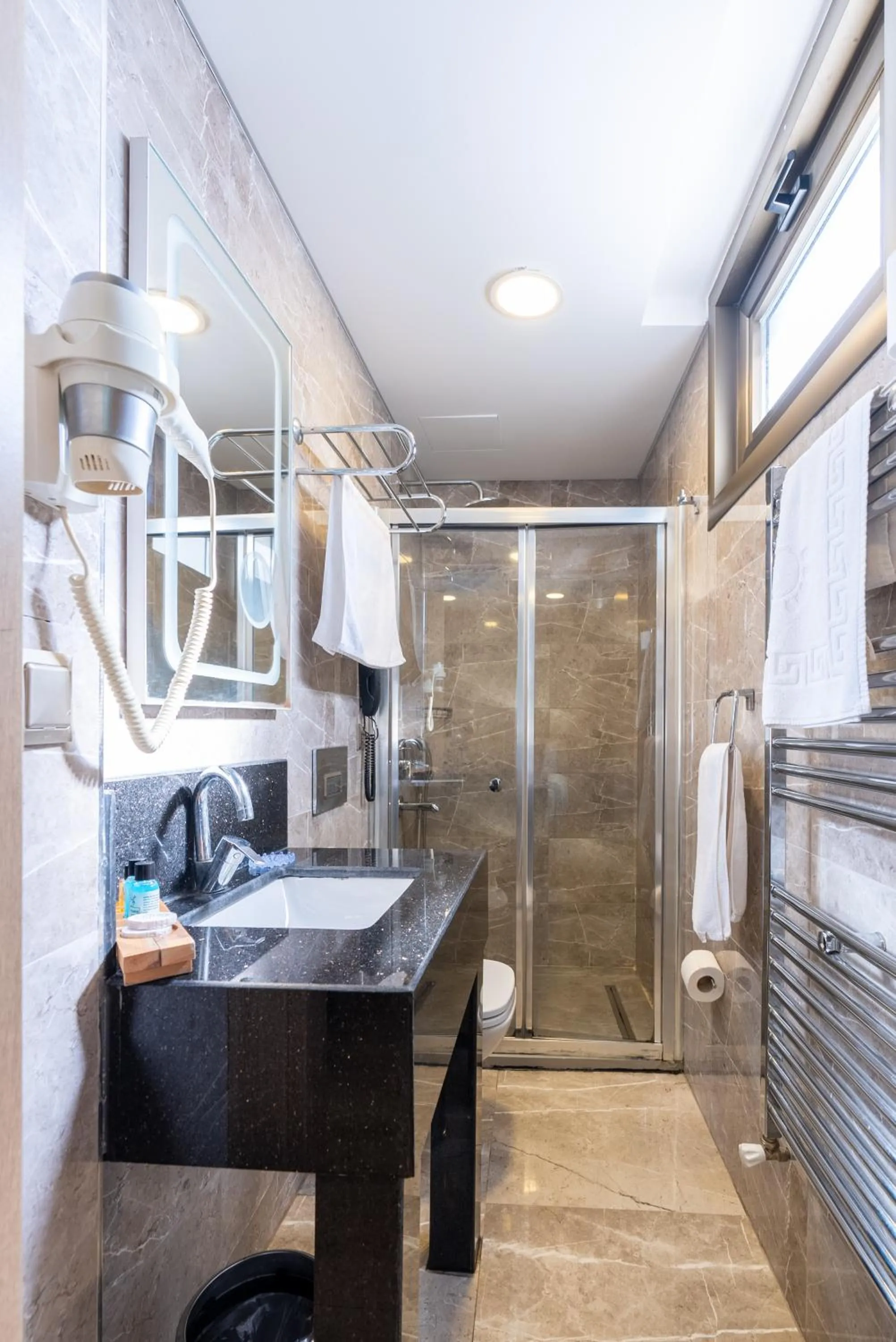 Shower in Valens Hotel Downtown