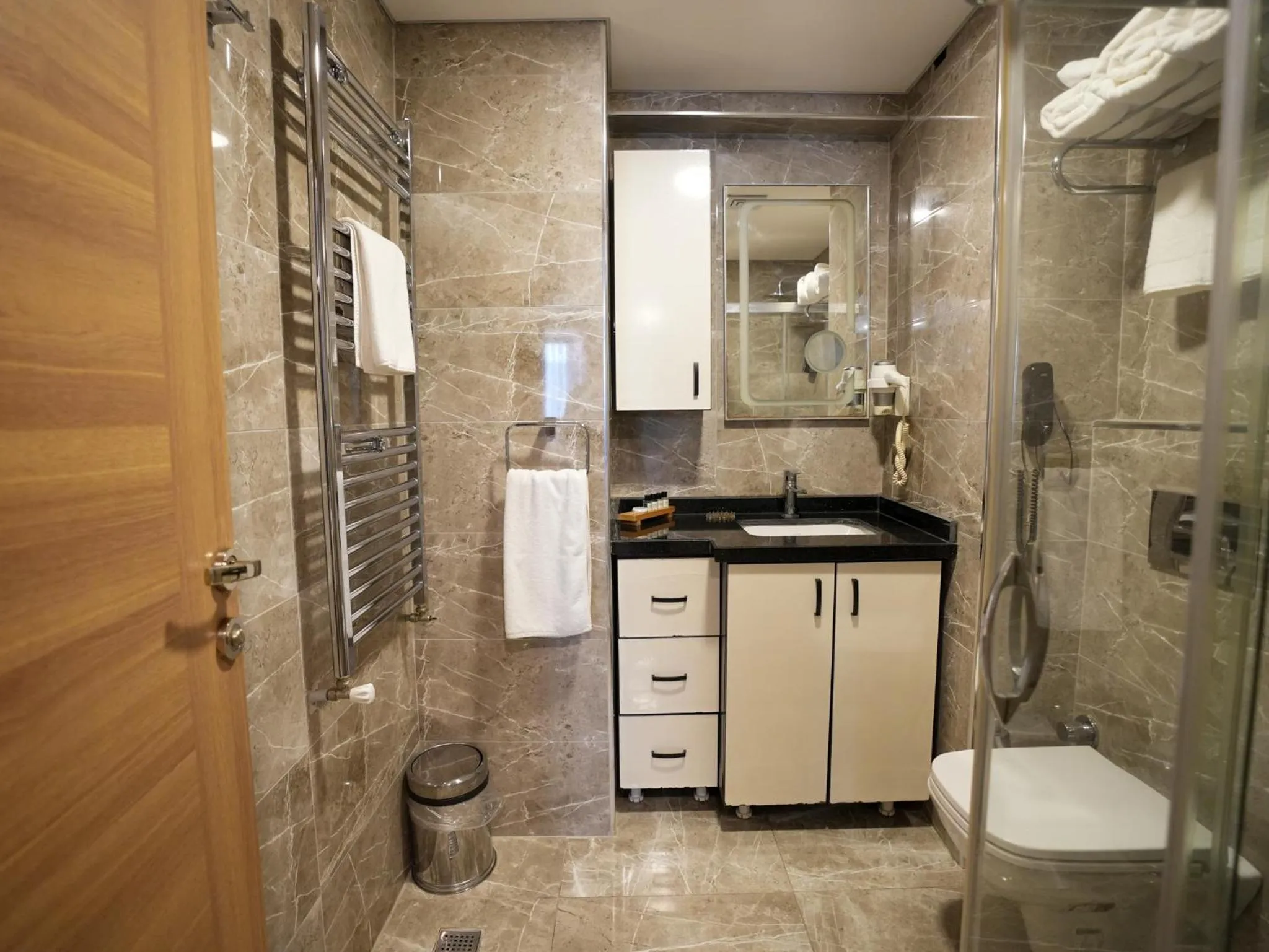 Shower in Valens Hotel Downtown