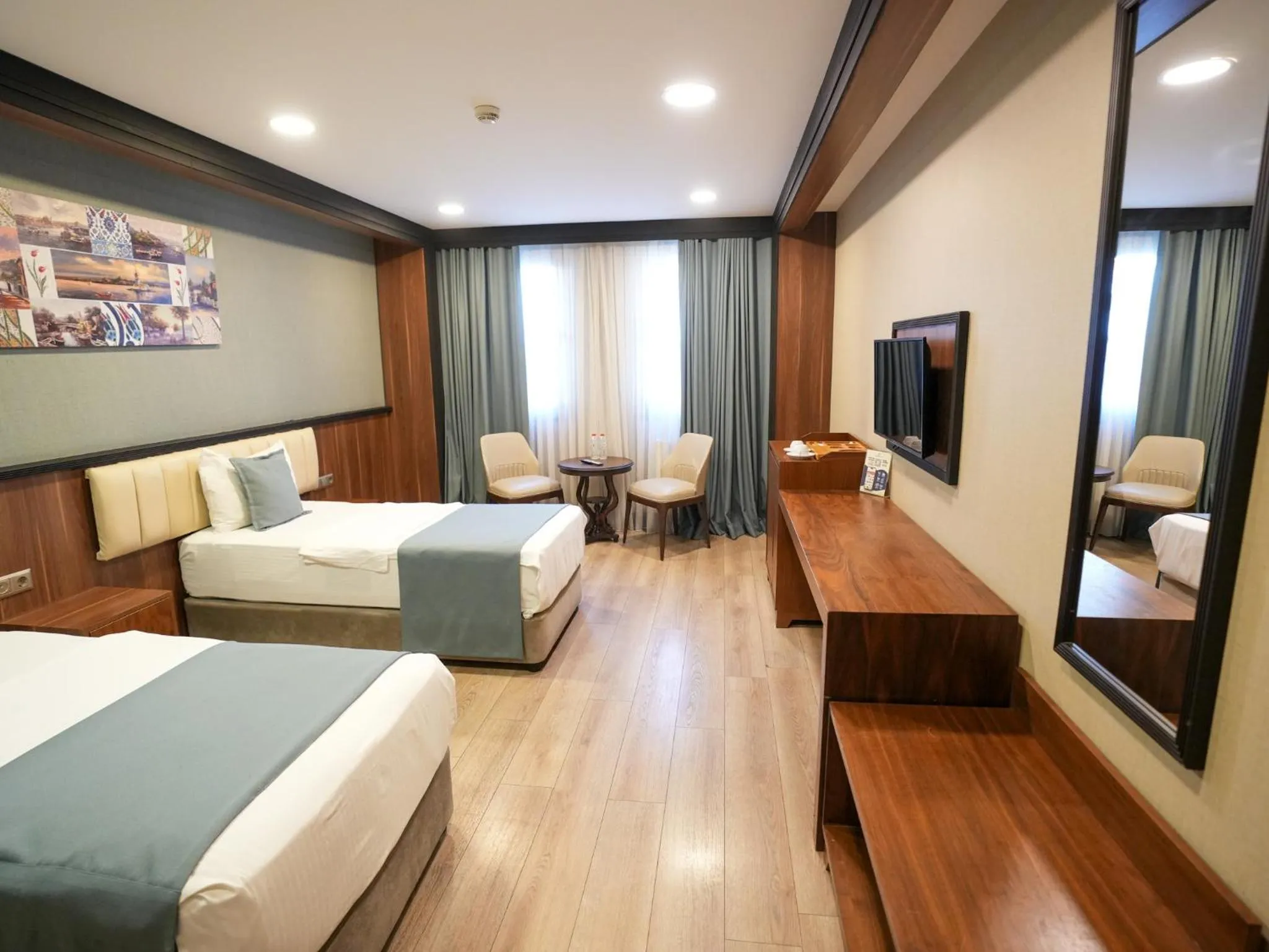 Communal lounge/ TV room, Bed in Valens Hotel Downtown