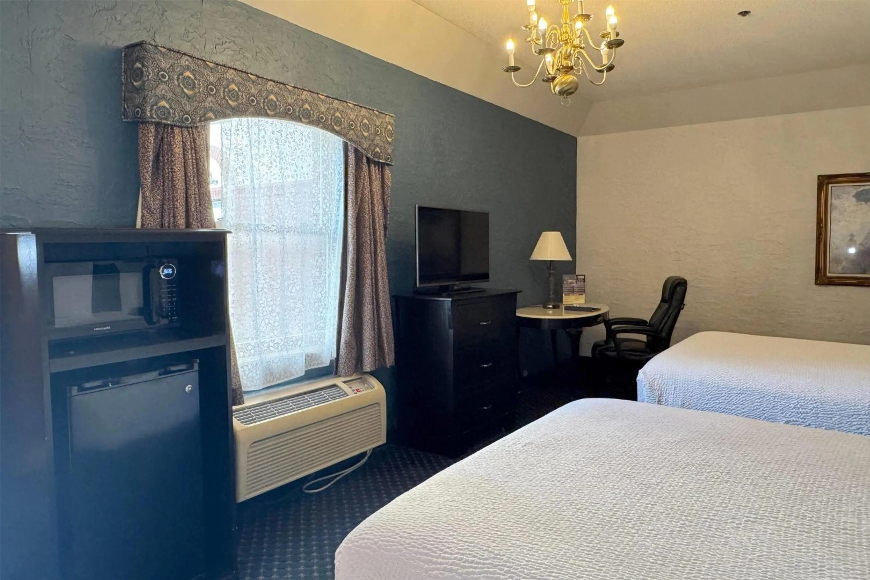 Photo of the whole room, Bed in Chateau Hotel and Conference Center
