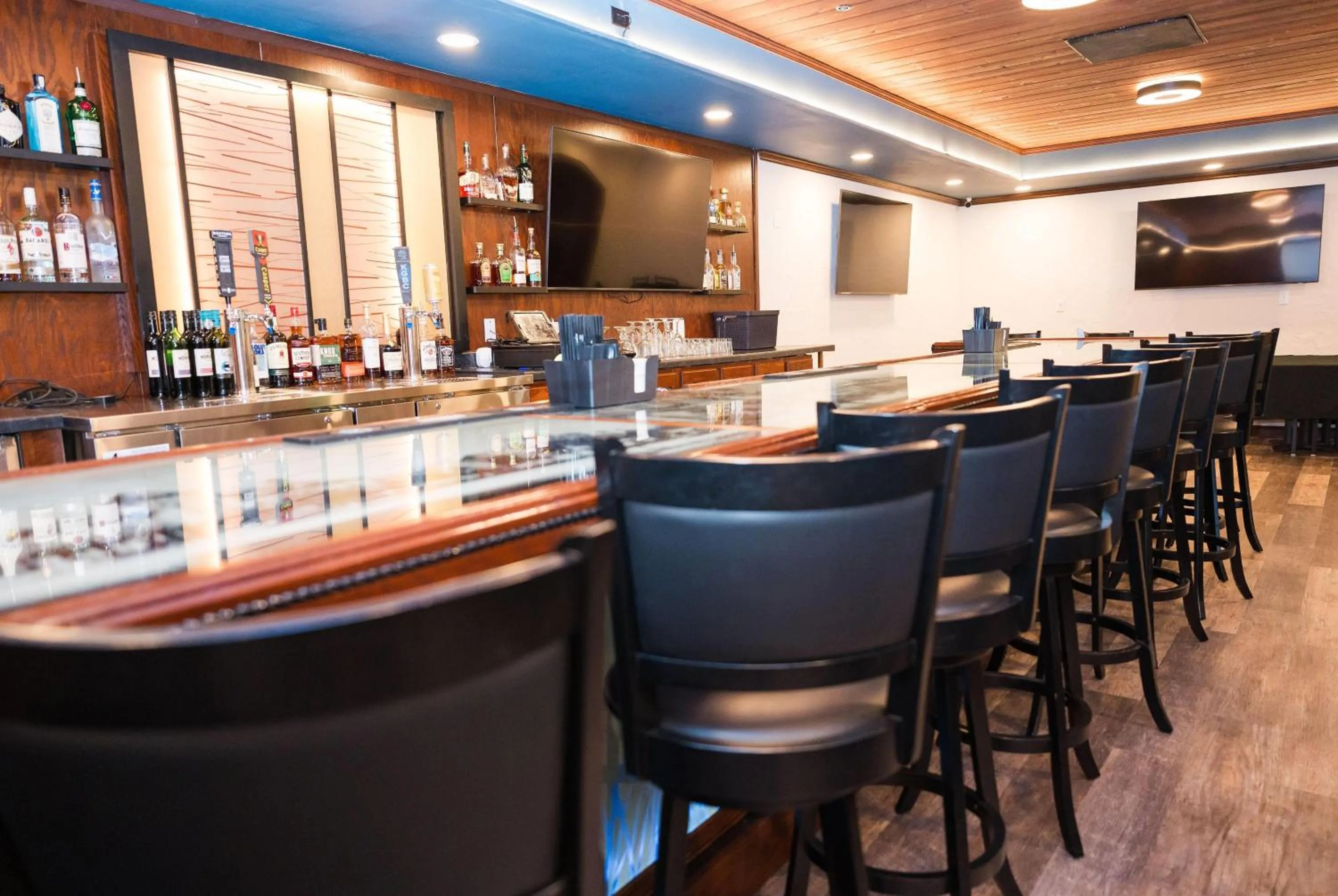 Lounge or bar in Chateau Hotel and Conference Center