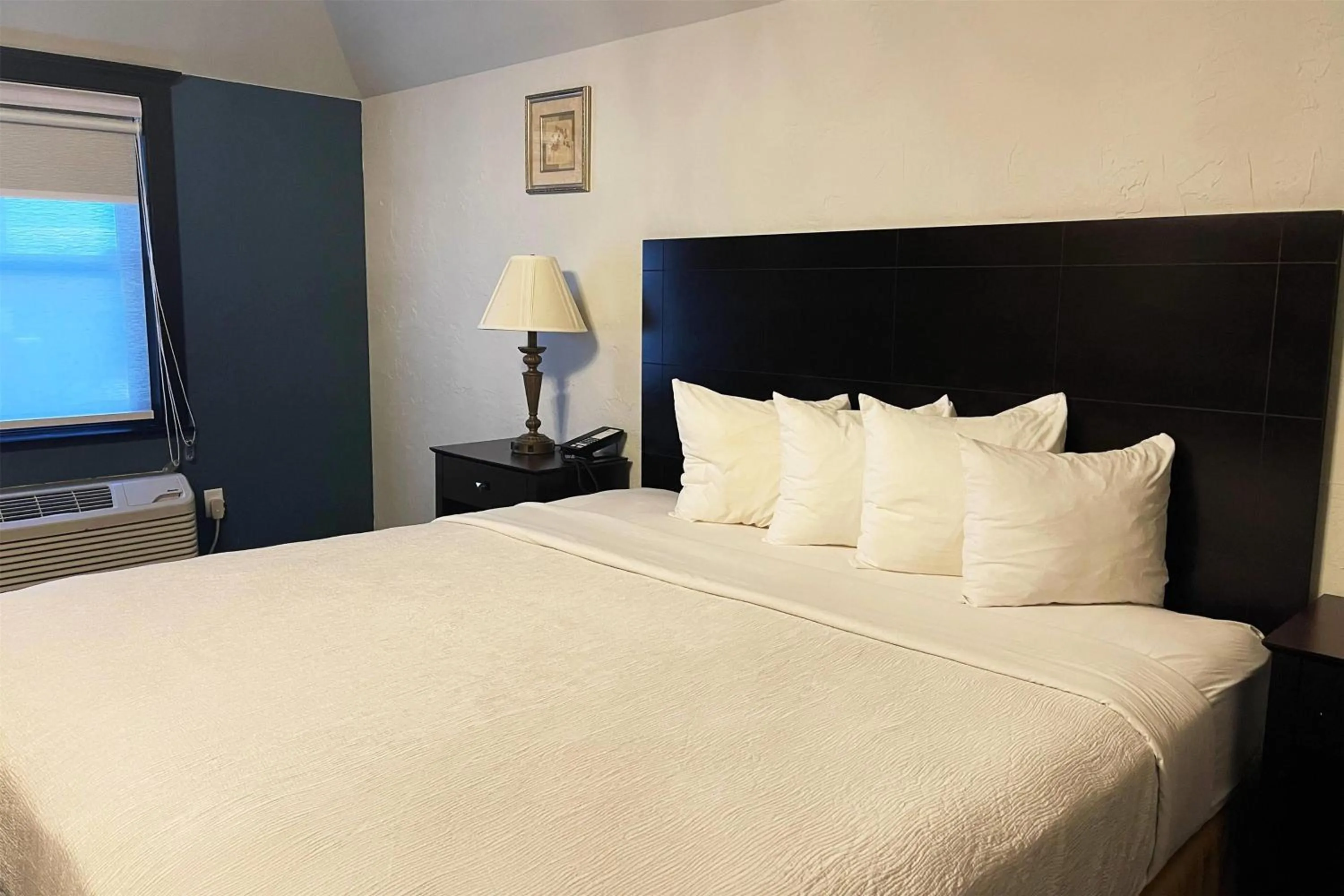 Photo of the whole room, Bed in Chateau Hotel and Conference Center