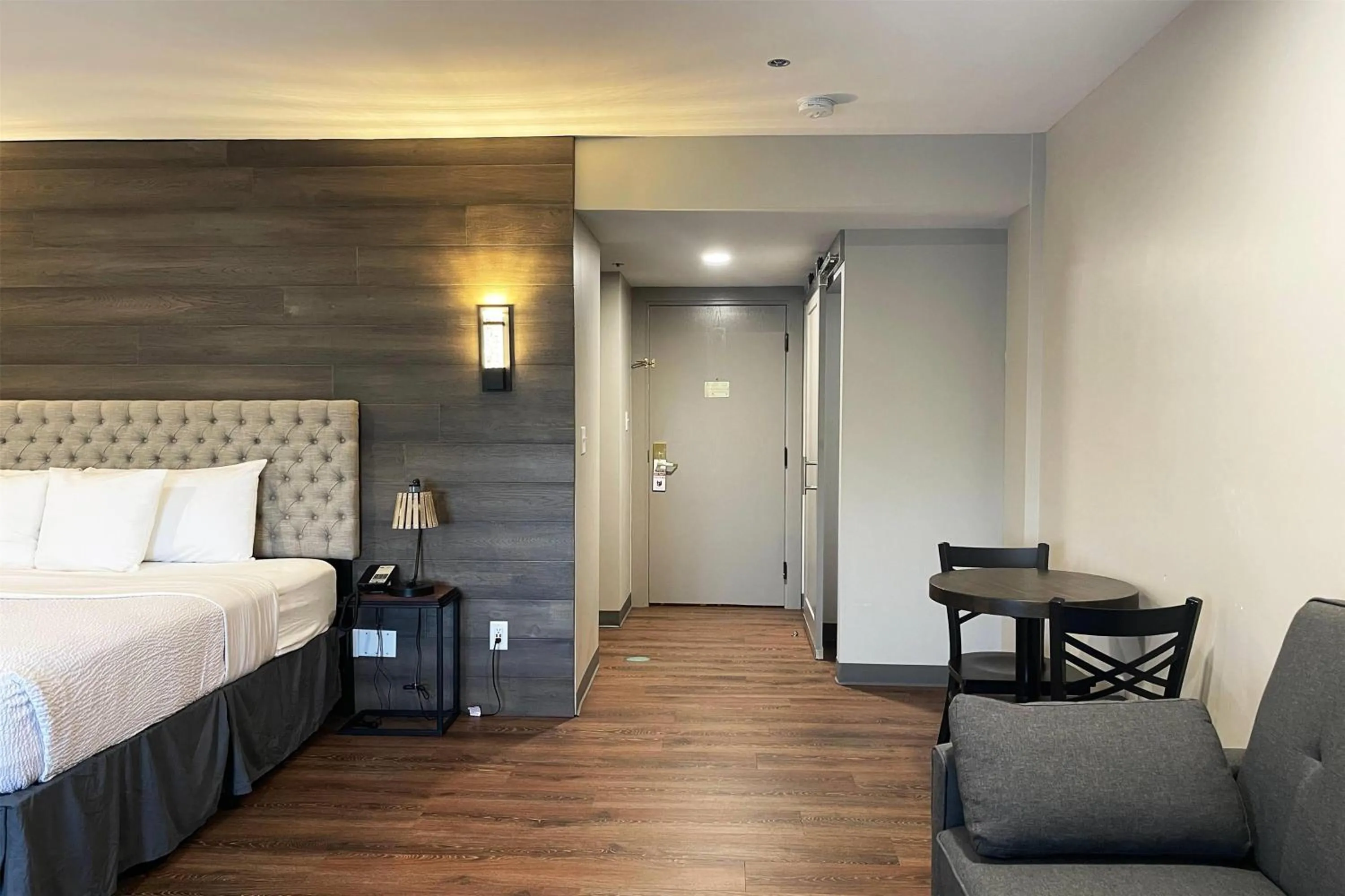 Photo of the whole room, Bed in Chateau Hotel and Conference Center