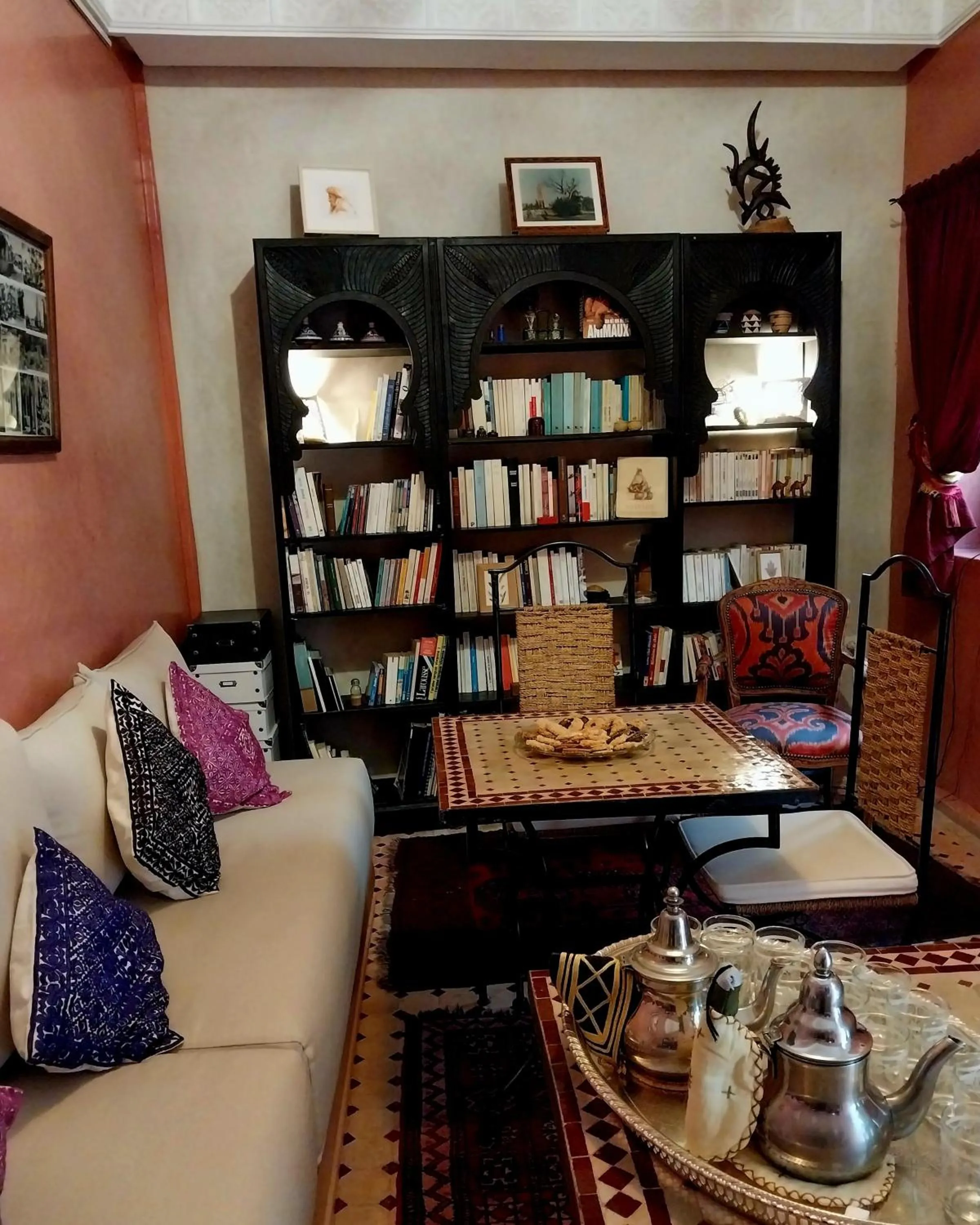 Library in Riad Dar Zampa