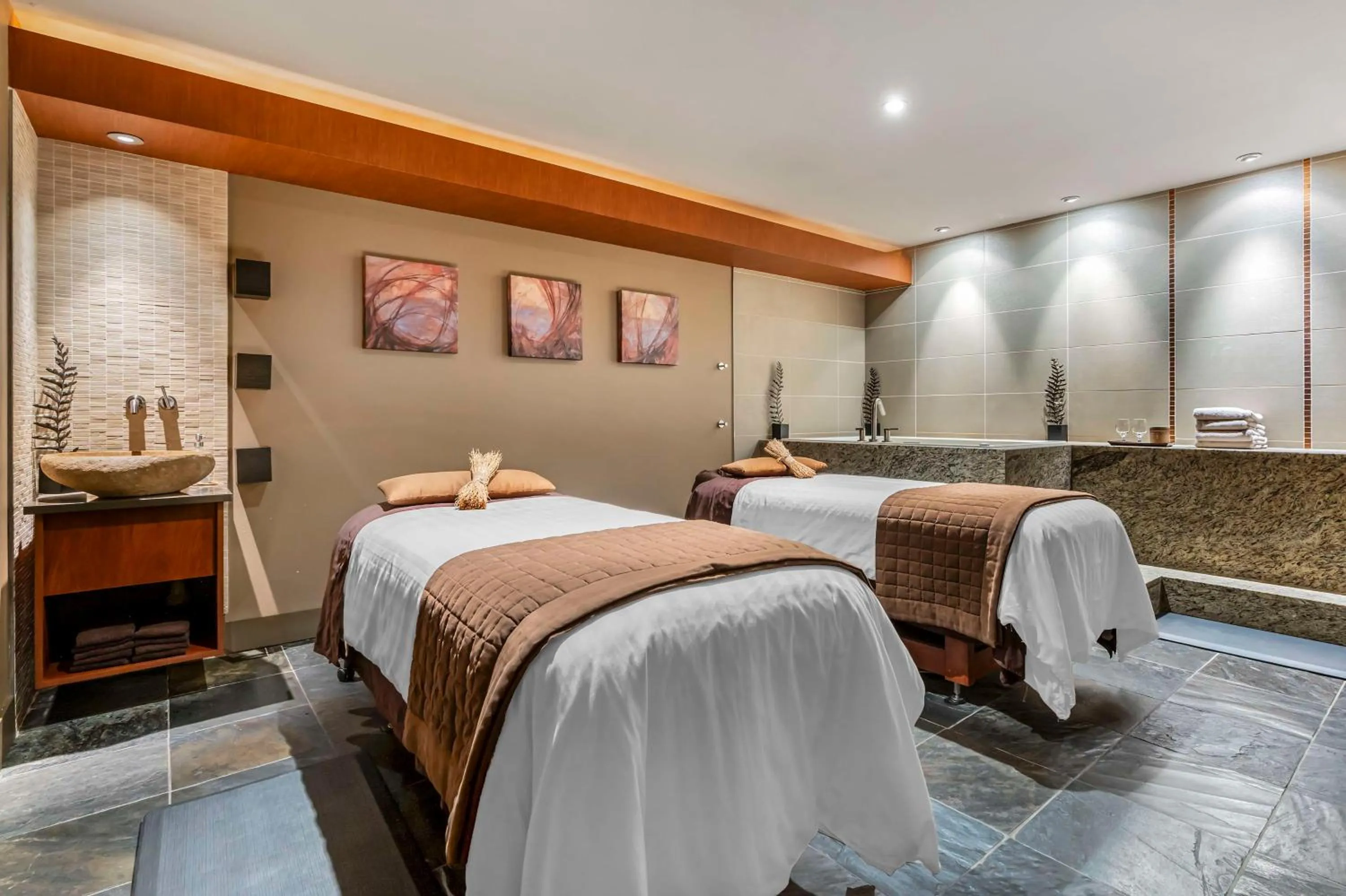 Spa and wellness centre/facilities, Bed in BW Premier Collection, Mt Hood Oregon Resort
