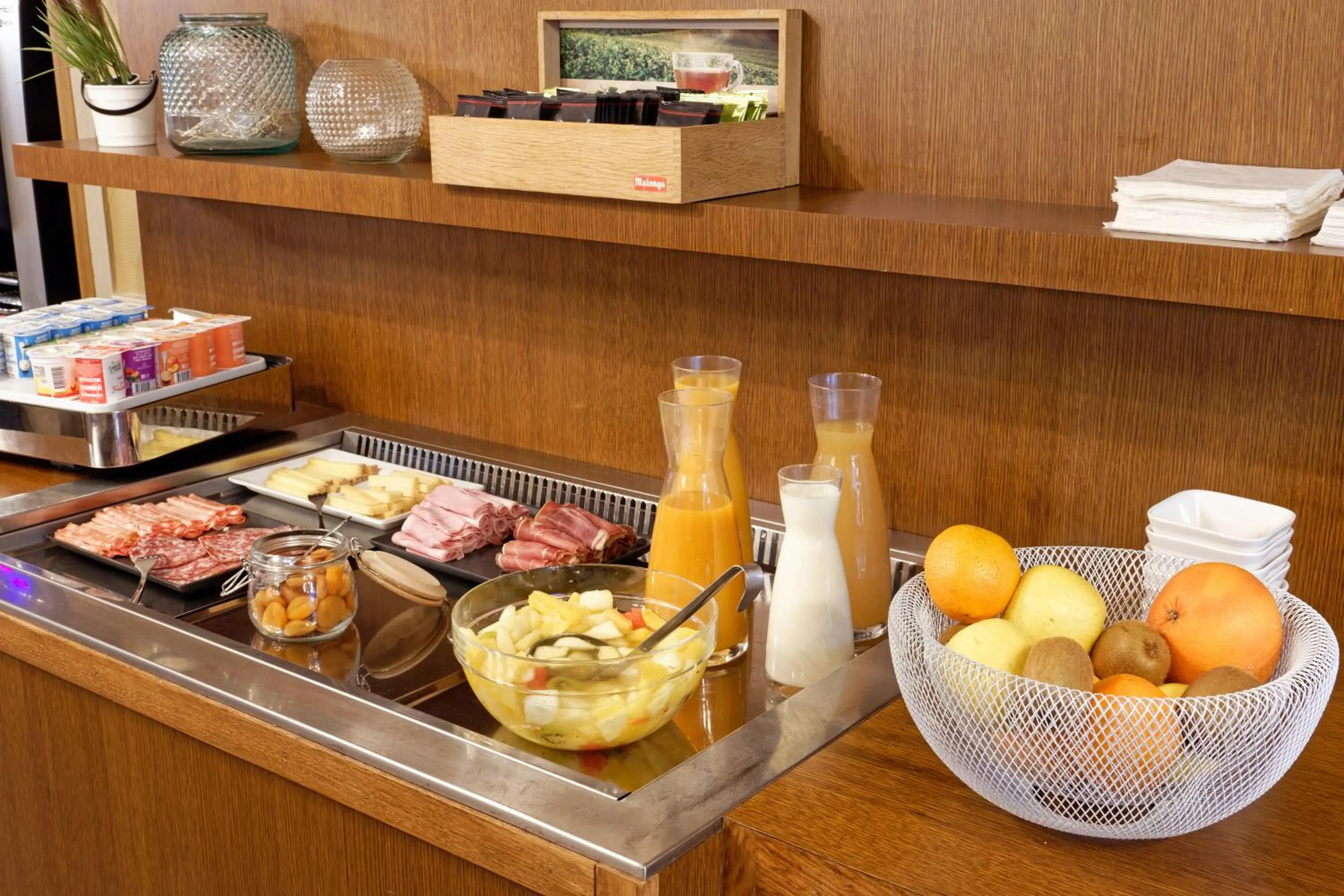 Breakfast in Contact Hôtel de la Gare et son restaurant Côte à Côte