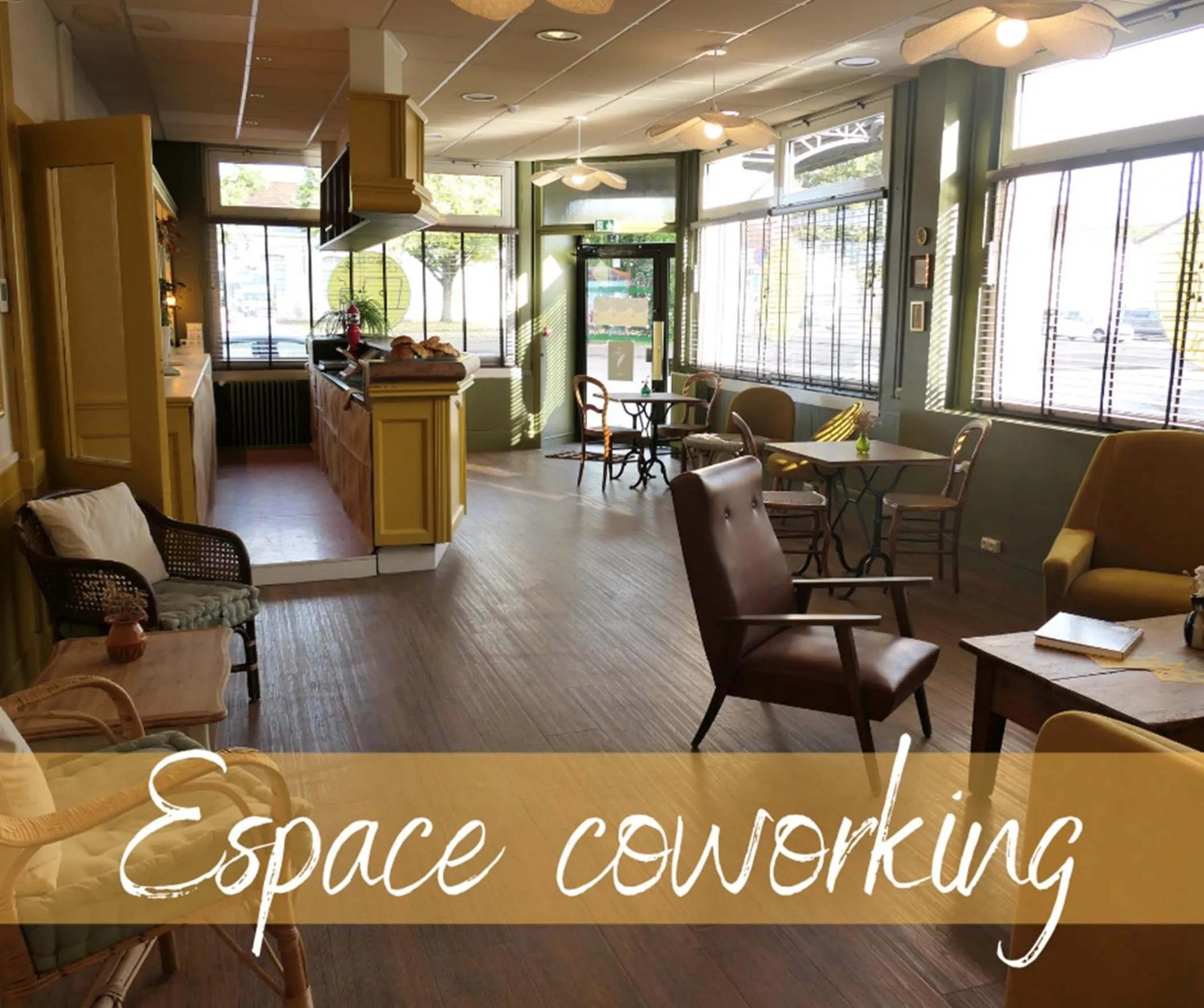 Seating area in Contact Hôtel de la Gare et son restaurant Côte à Côte