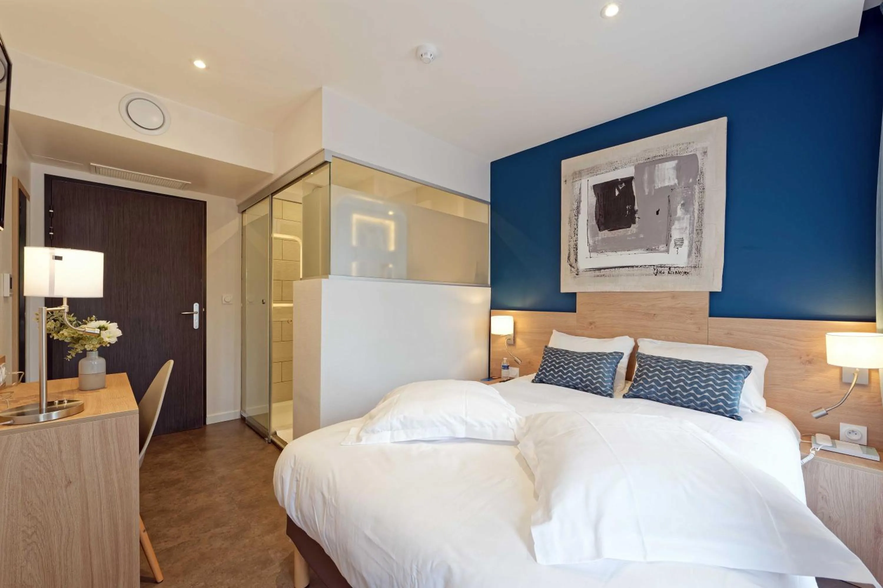 Photo of the whole room, Bed in Contact Hôtel de la Gare et son restaurant Côte à Côte