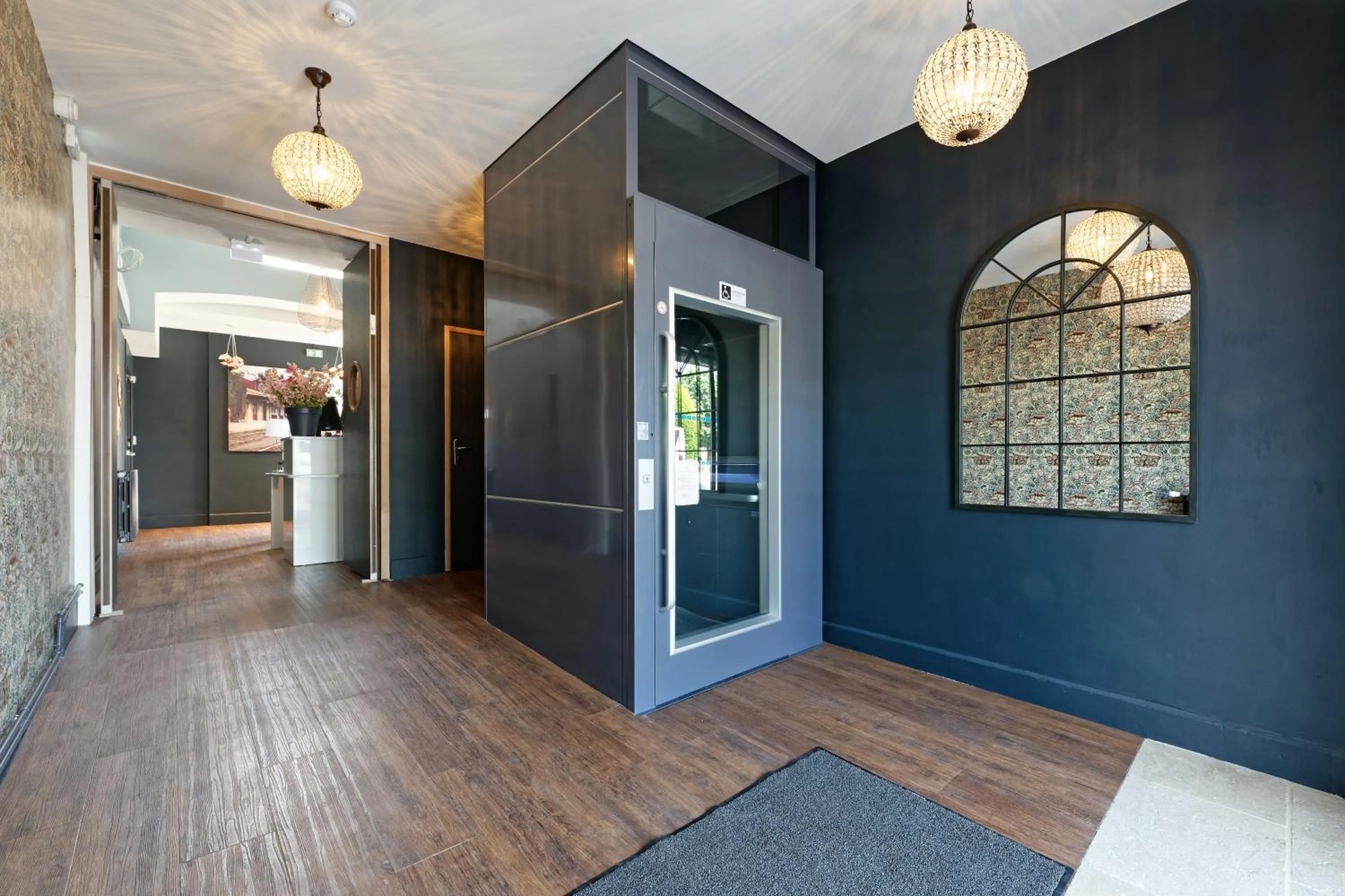 Facade/entrance in Contact Hôtel de la Gare et son restaurant Côte à Côte