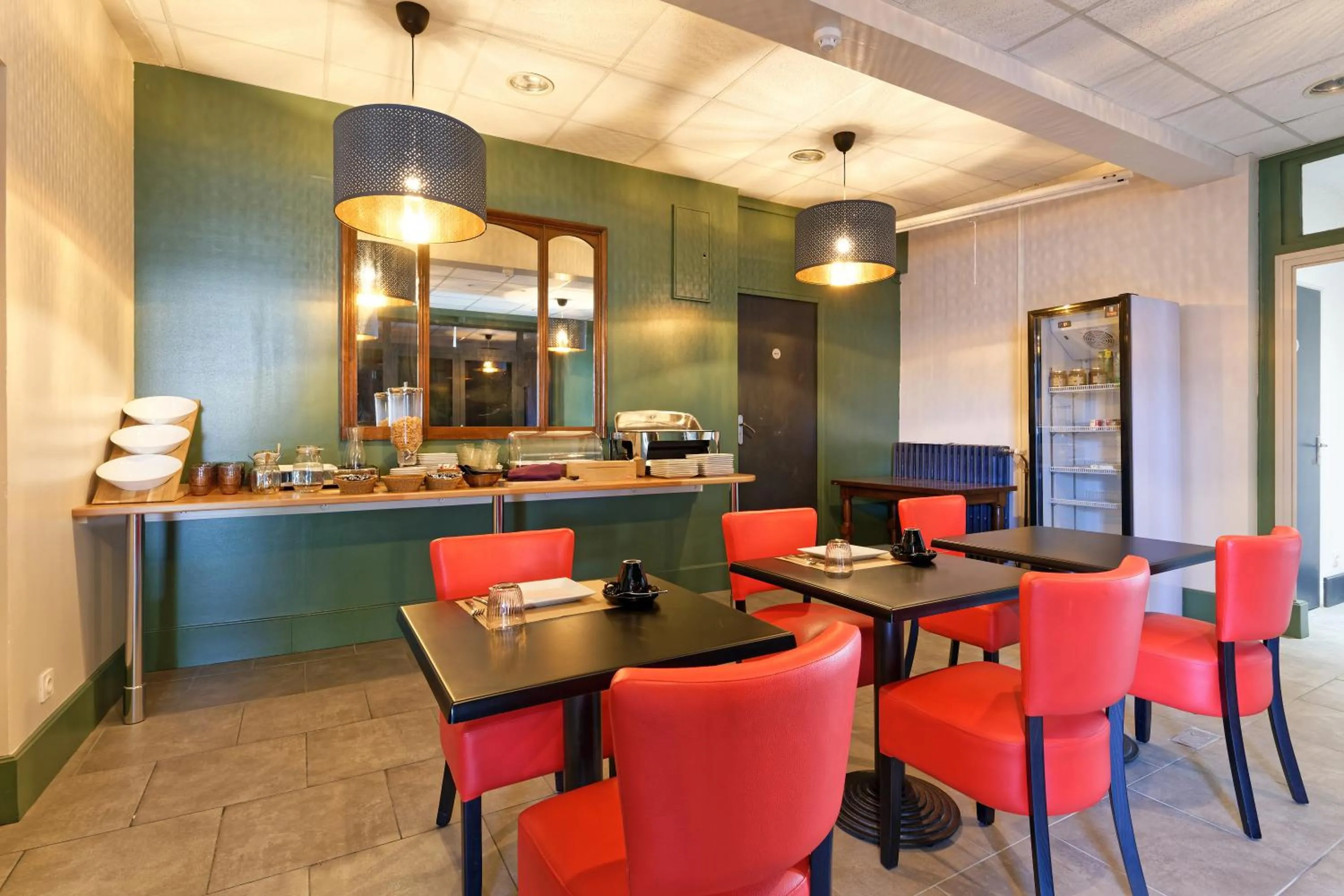 Lounge or bar in Contact Hôtel de la Gare et son restaurant Côte à Côte