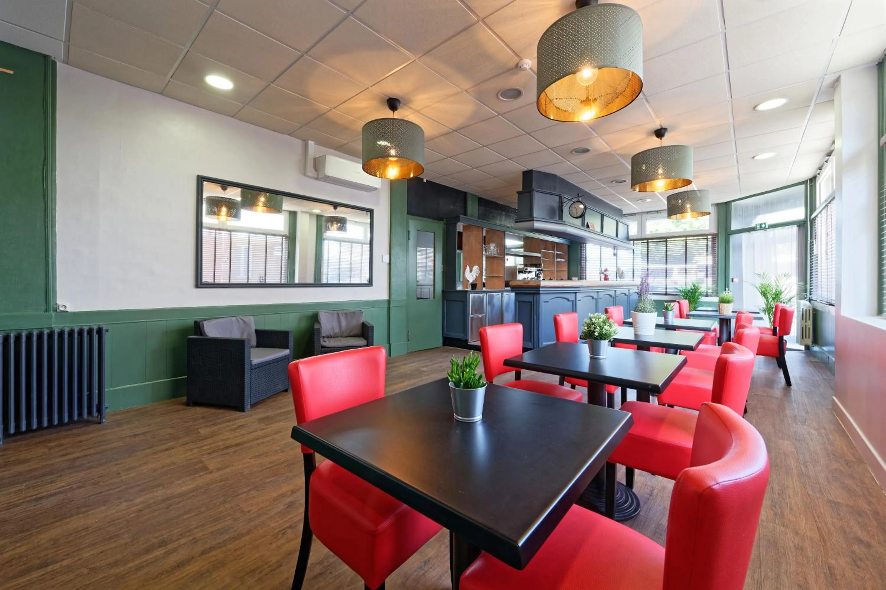 Lounge or bar in Contact Hôtel de la Gare et son restaurant Côte à Côte