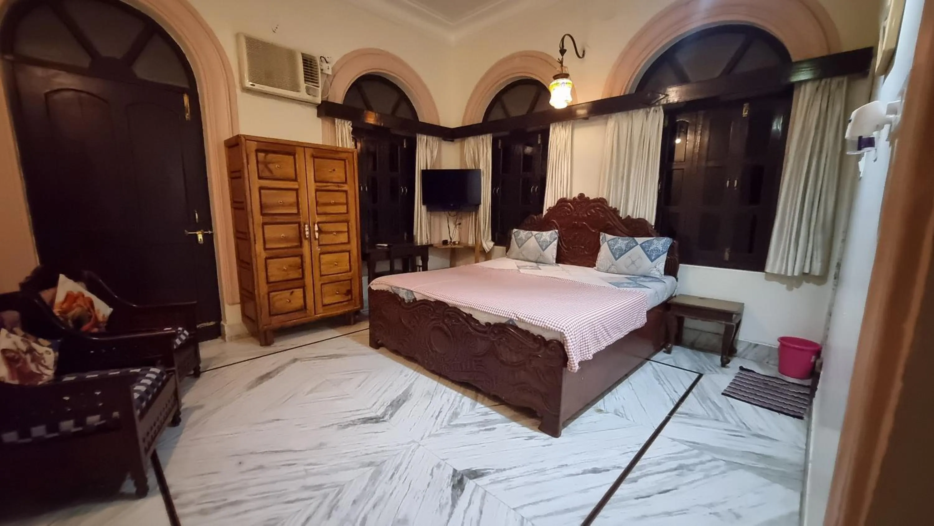 Bed in Kanhaia Haveli