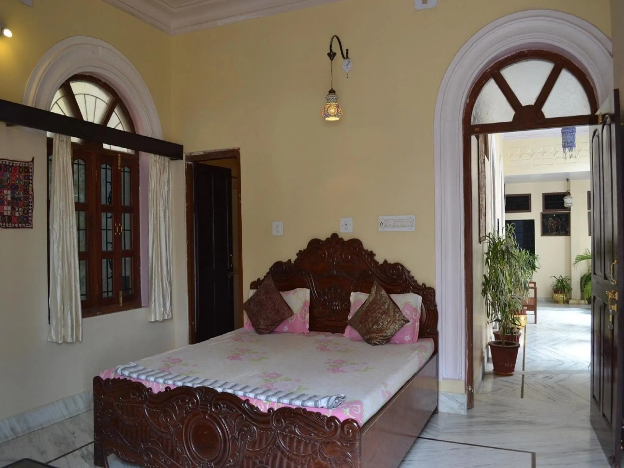 Photo of the whole room, Bed in Kanhaia Haveli