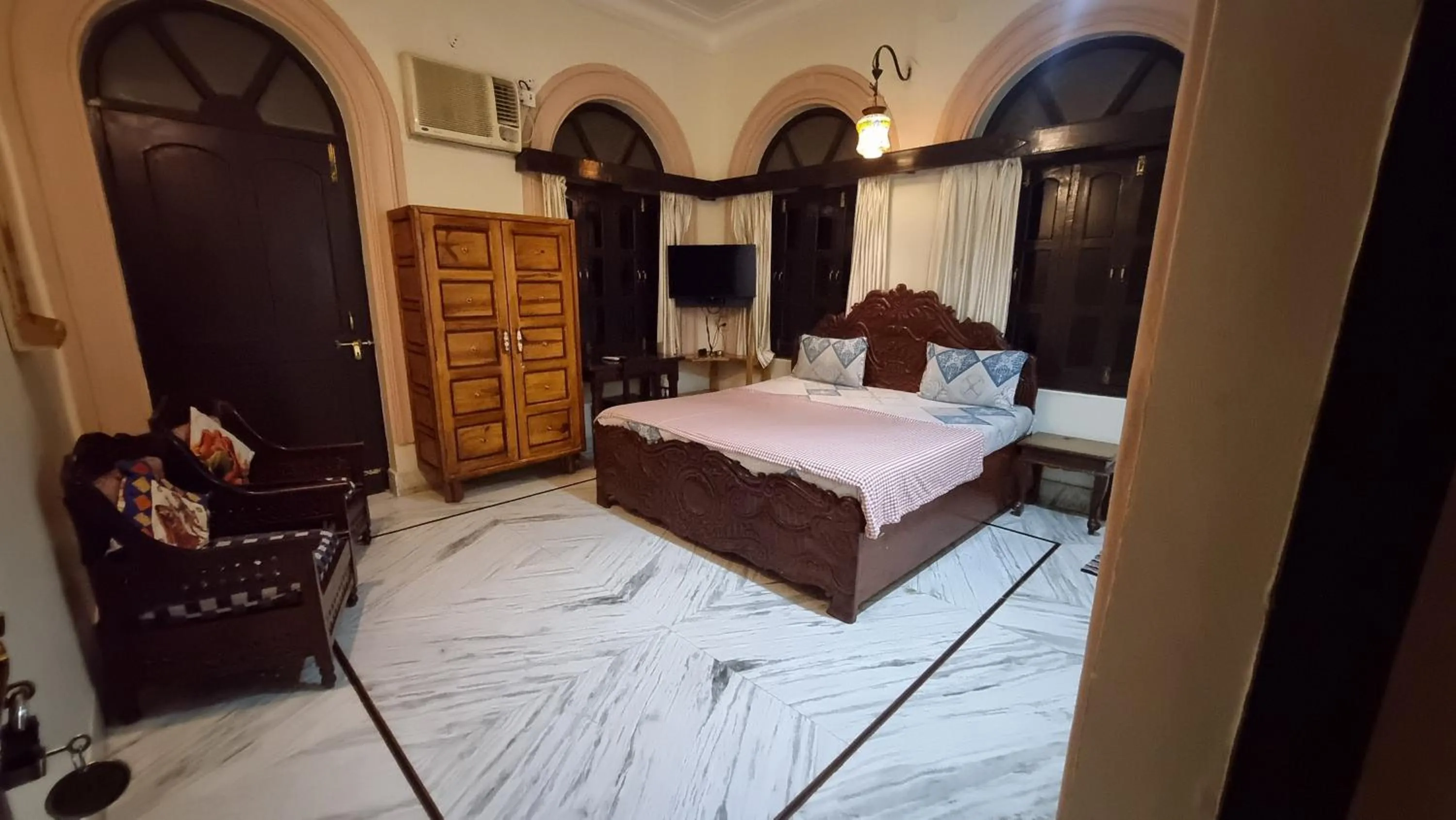 Bed in Kanhaia Haveli