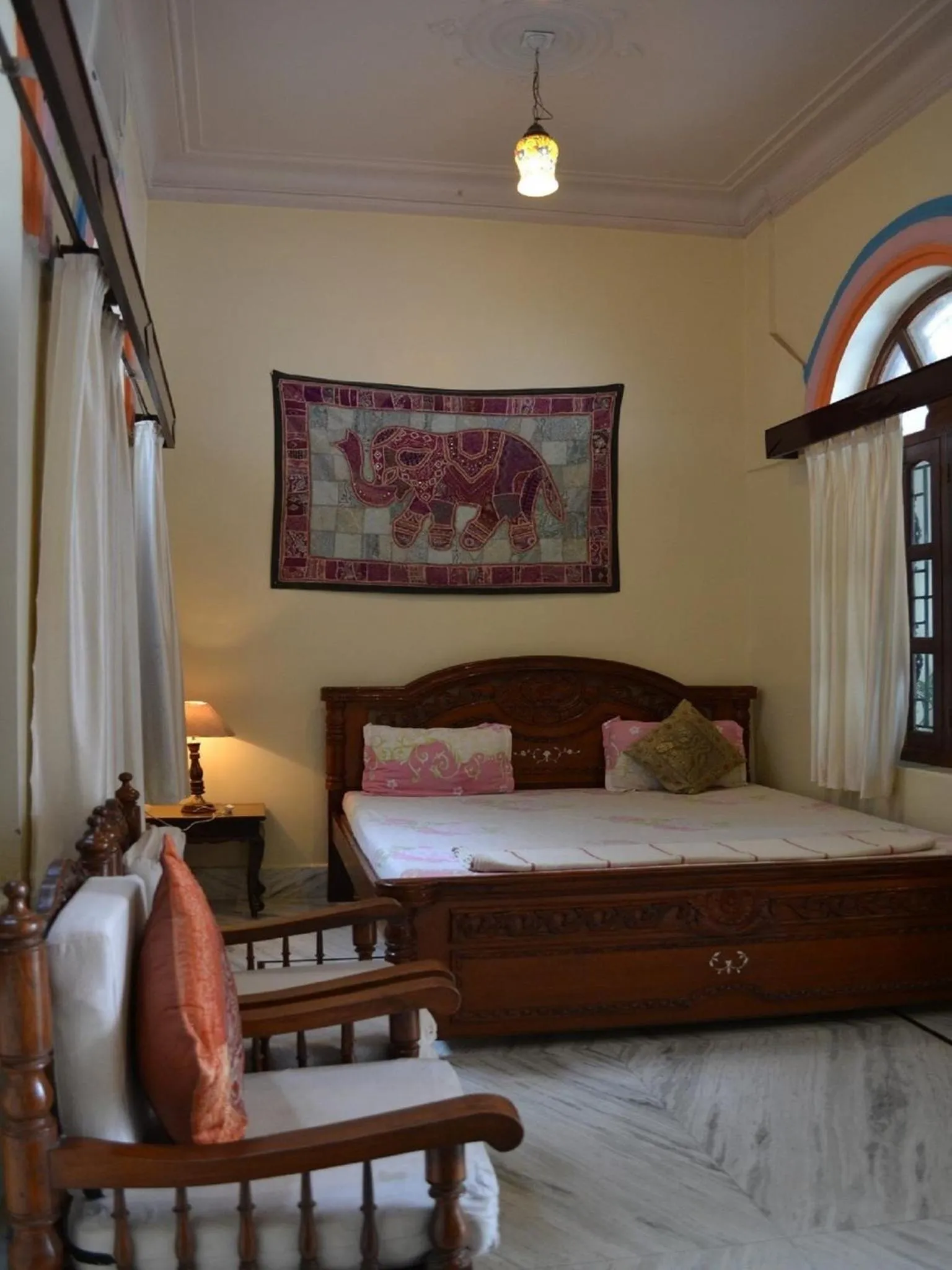 Photo of the whole room, Bed in Kanhaia Haveli