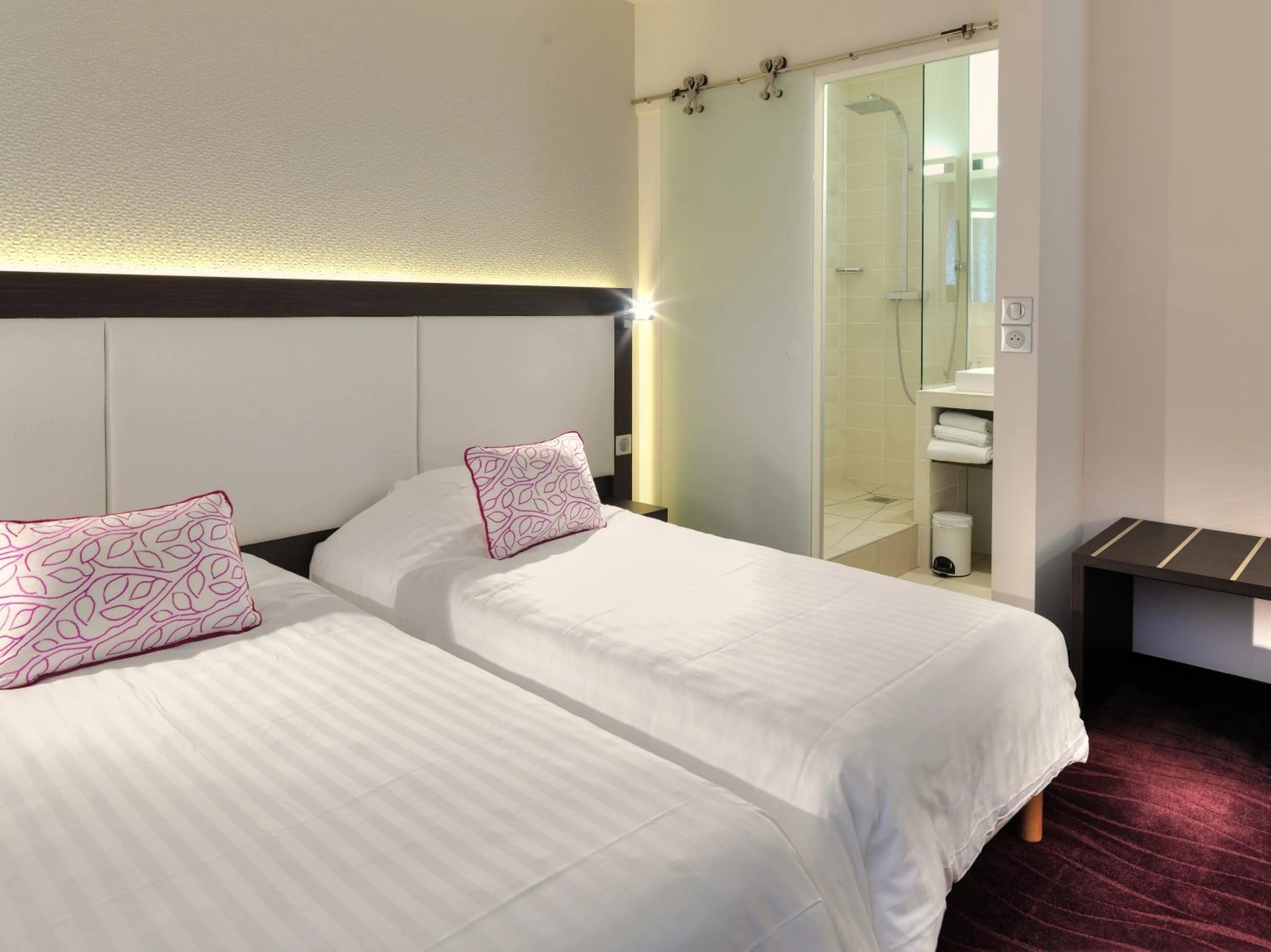 Bathroom, Bed in Hôtel Restaurant Les Grains d'Argent Dizy - Epernay