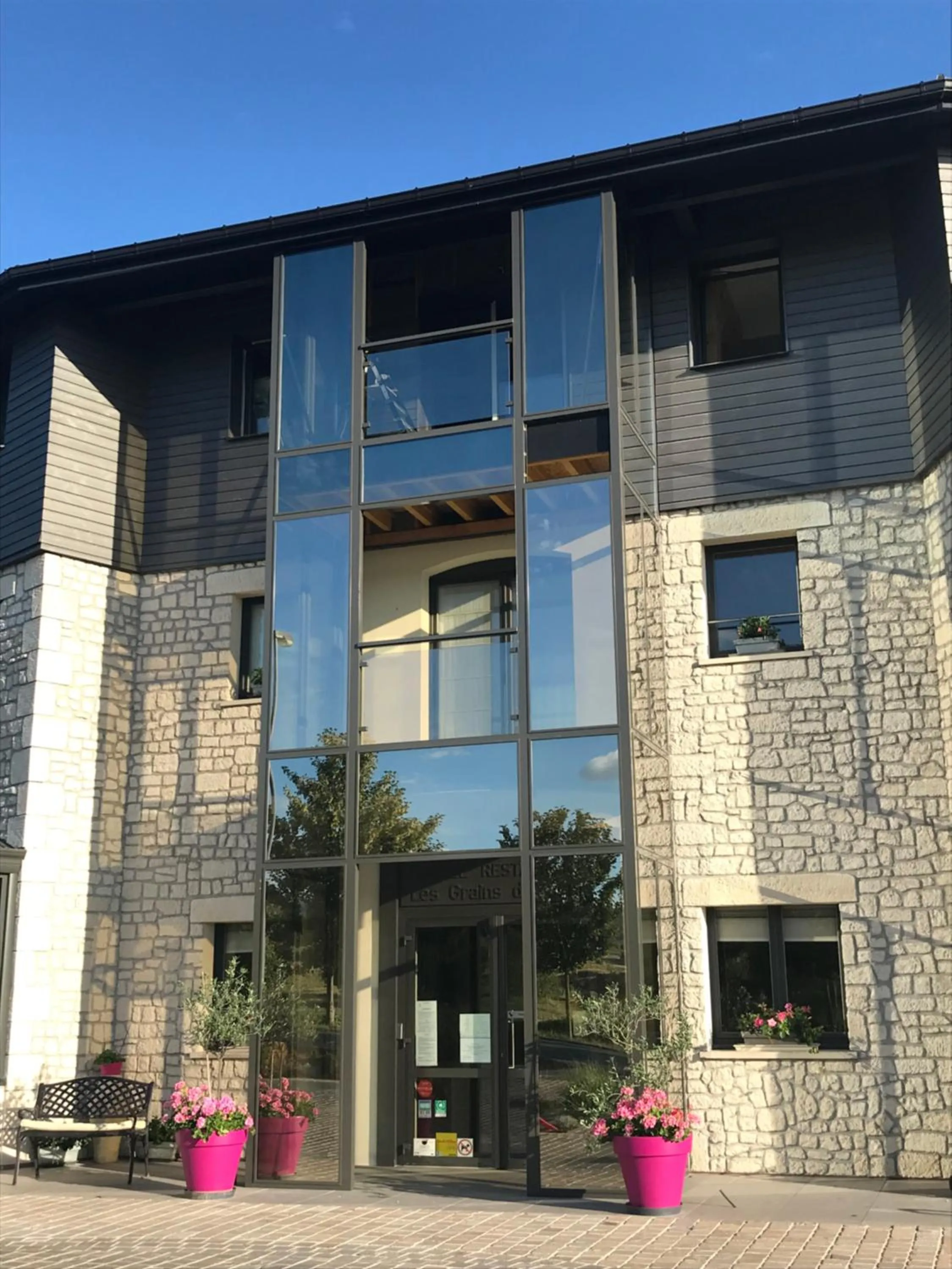 Property building in Hôtel Restaurant Les Grains d'Argent Dizy - Epernay