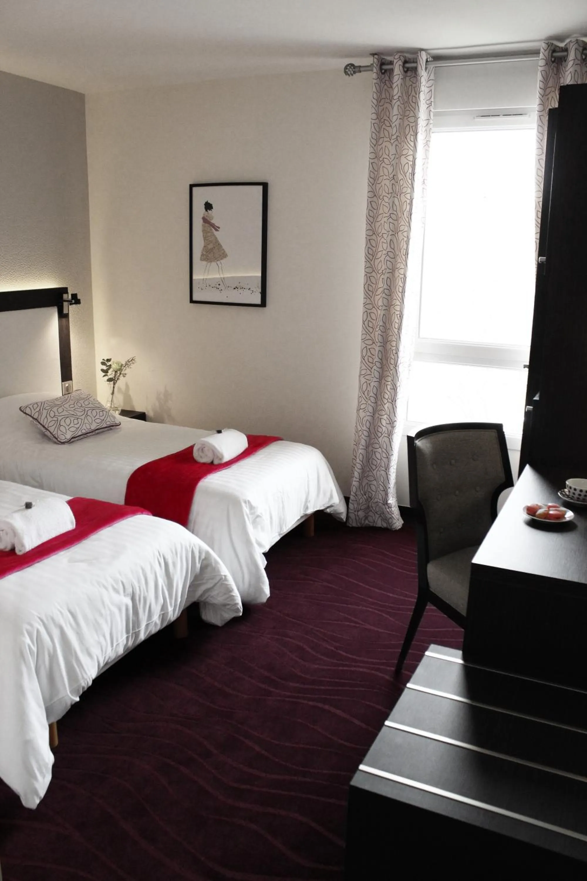Photo of the whole room, Bed in Hôtel Restaurant Les Grains d'Argent Dizy - Epernay
