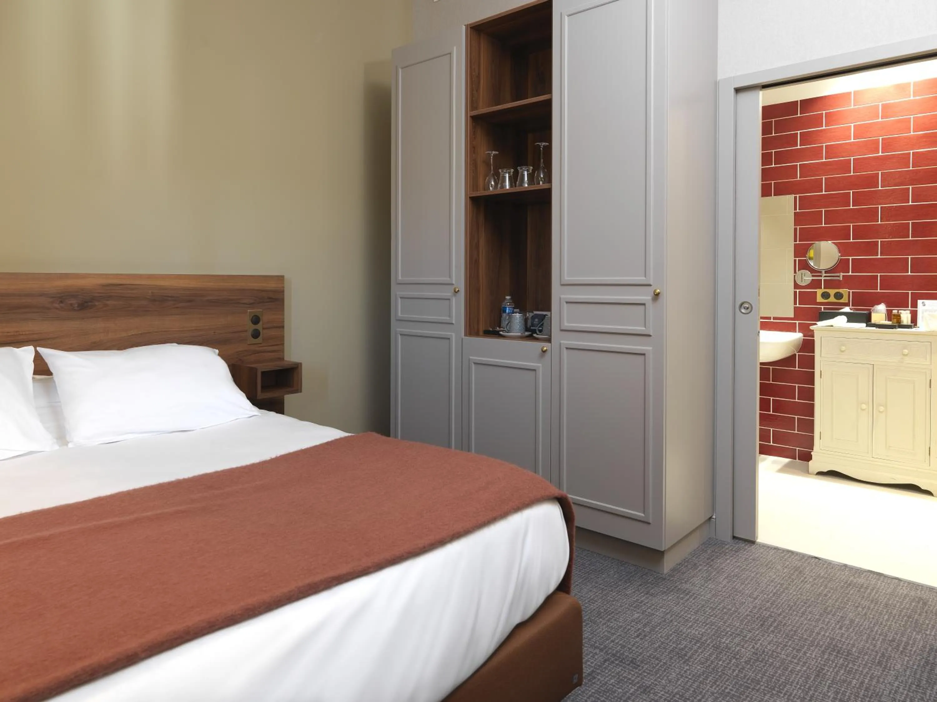 Photo of the whole room, Bed in Hôtel Restaurant Les Grains d'Argent Dizy - Epernay