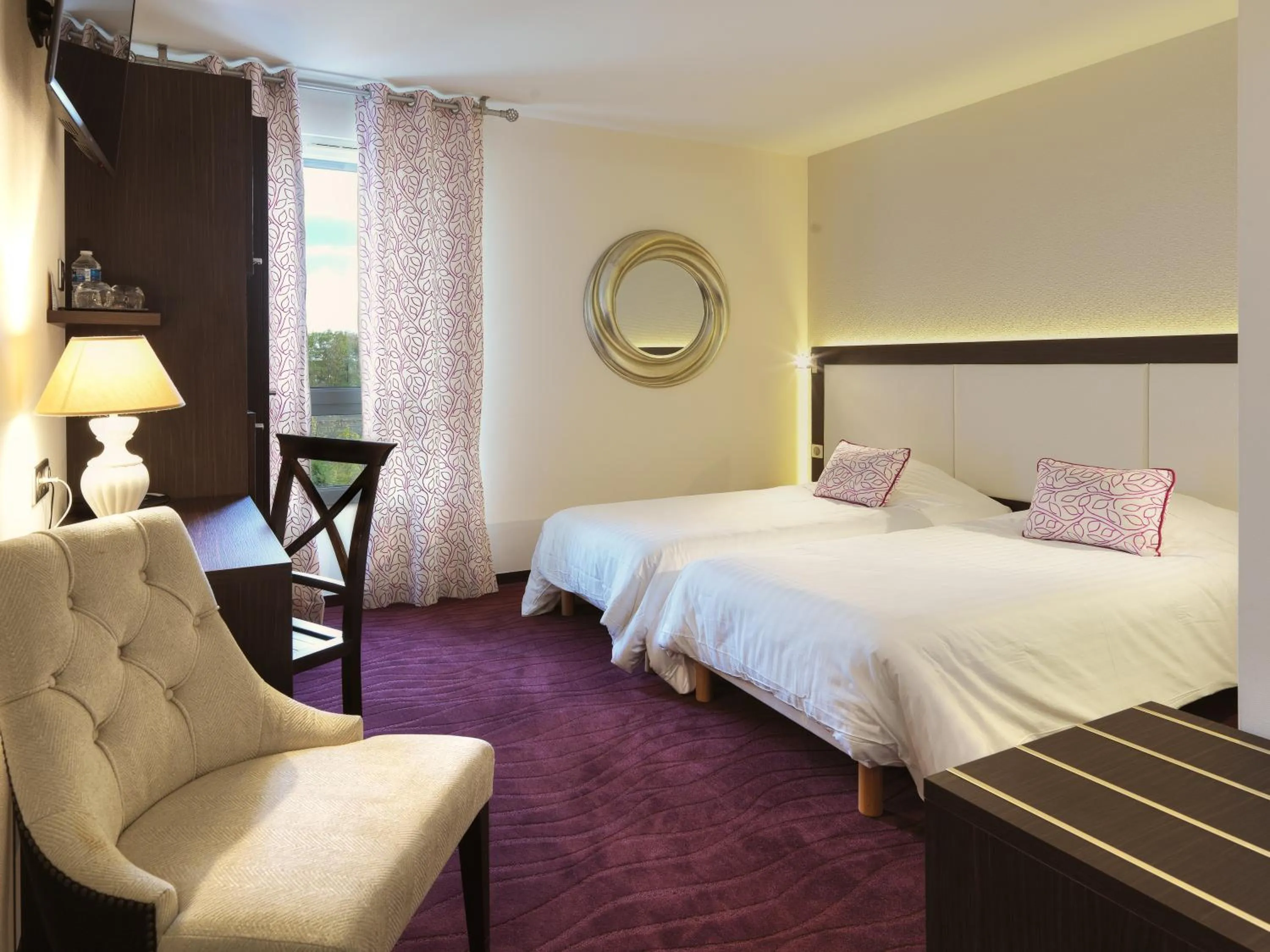 Bed in Hôtel Restaurant Les Grains d'Argent Dizy - Epernay