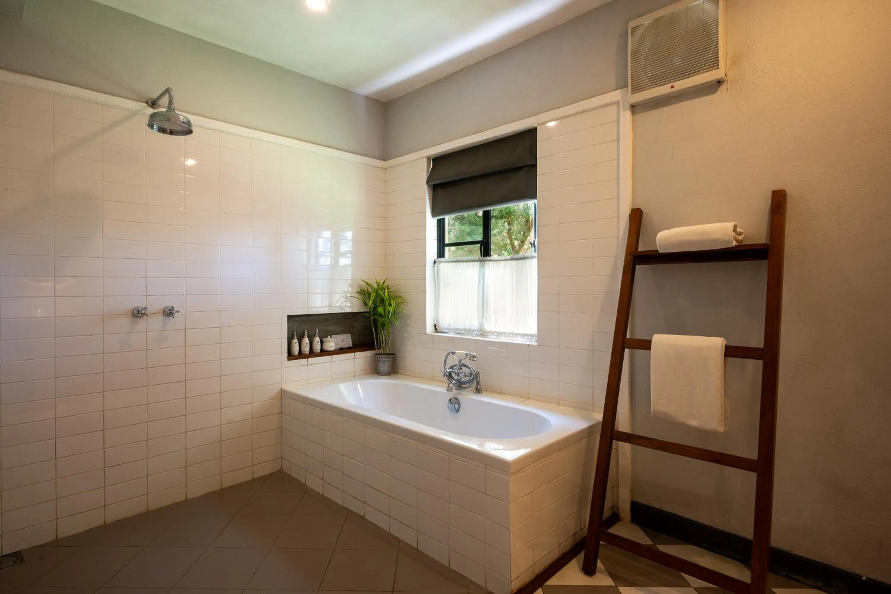 Shower in Goatfell - Nuwara Eliya