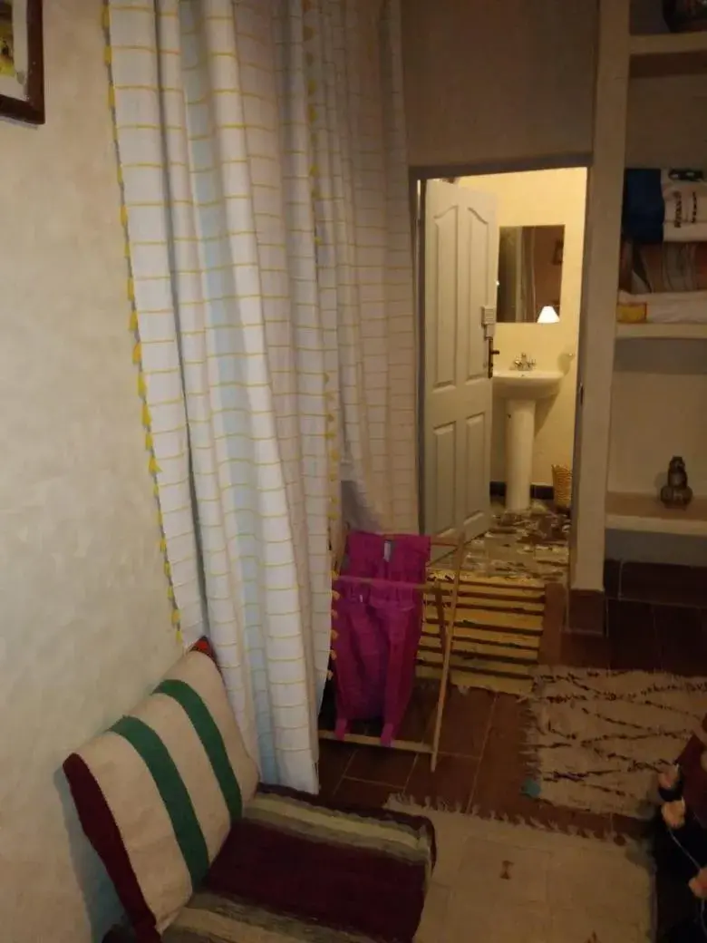 Large Double Room in Le petit Jardin Large Double Room in Le petit Jardin